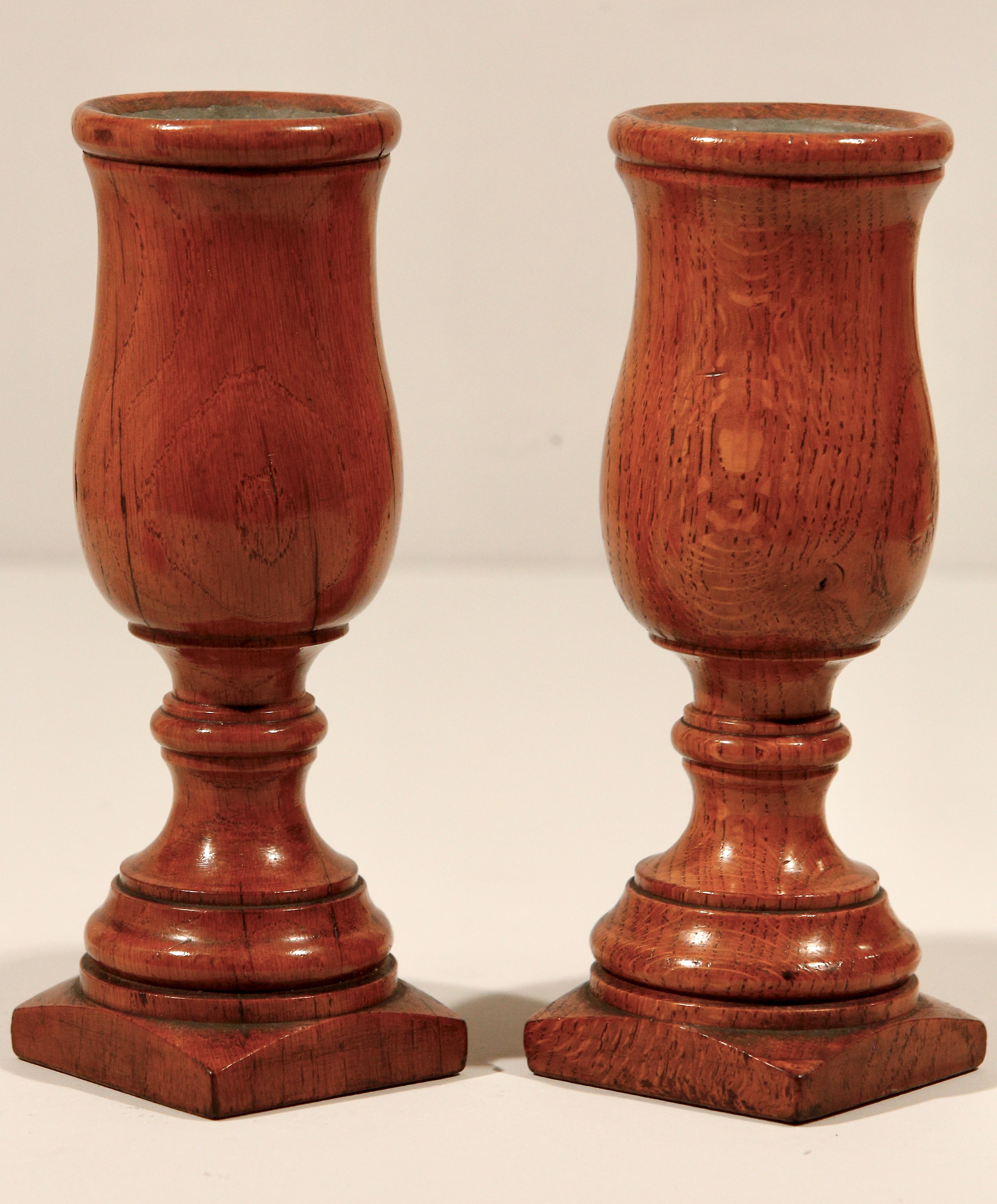 Vasi a stelo con urna tornita in Oak Coppia inglese del 1880 circa

I cerchi, graziosamente torniti a mano, lasciano il posto a collari sagomati e basi bulbose, steli circolari a gradini sostenuti da piedistalli quadrati inclinati a forma di grandi