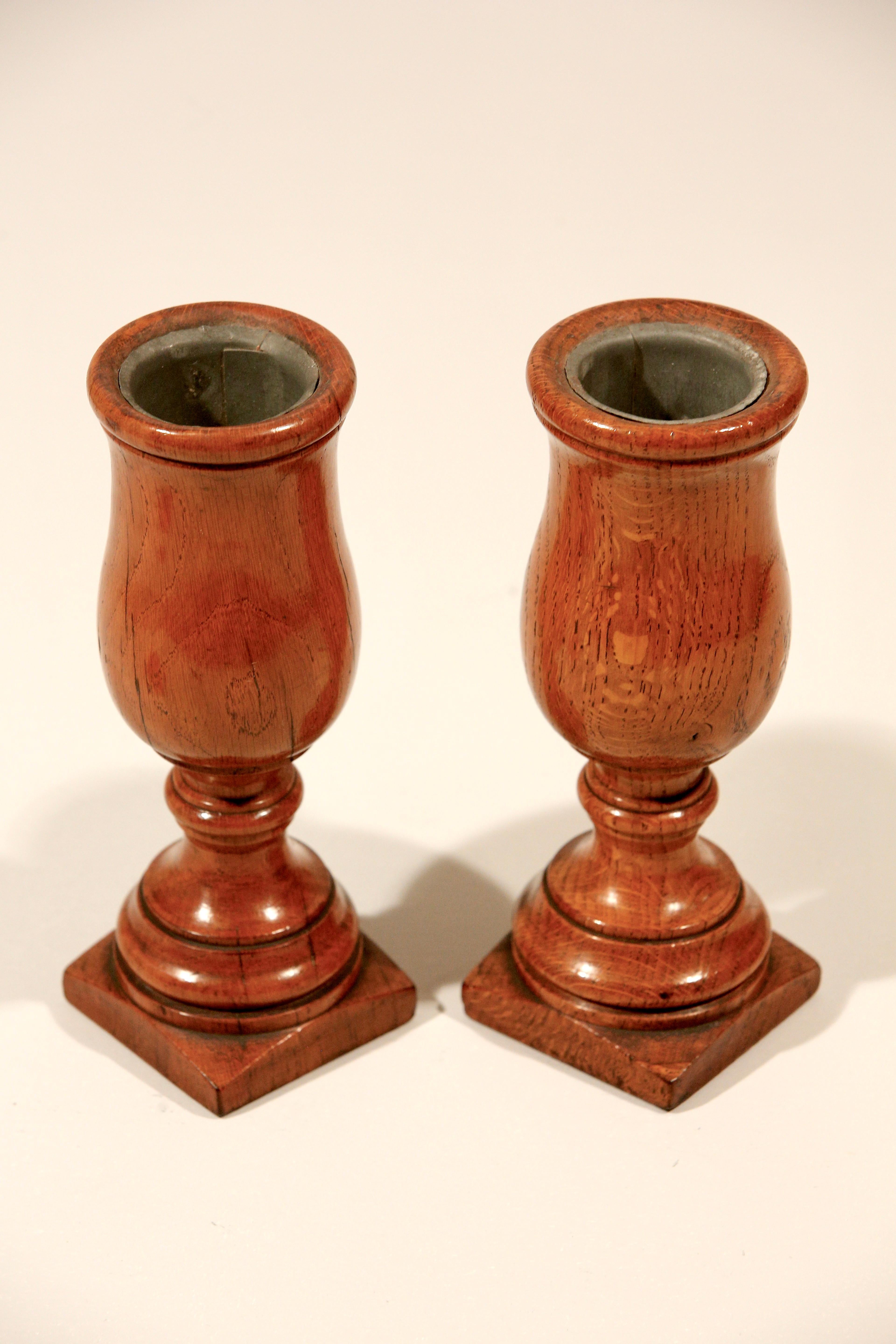 Neogotico Vasi a stelo con urna tornita in Oak Coppia inglese del 1880 circa in vendita