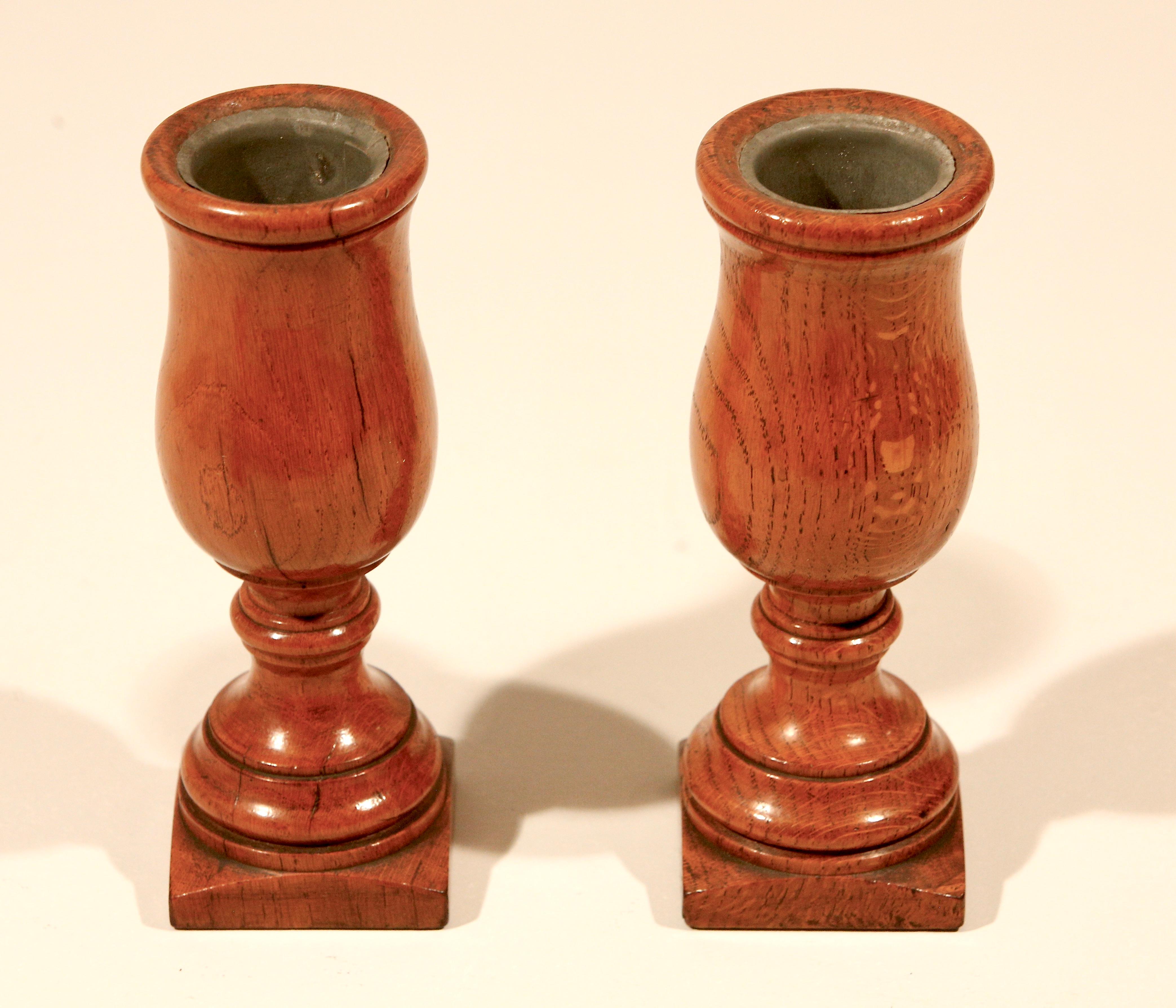 Britannico Vasi a stelo con urna tornita in Oak Coppia inglese del 1880 circa in vendita