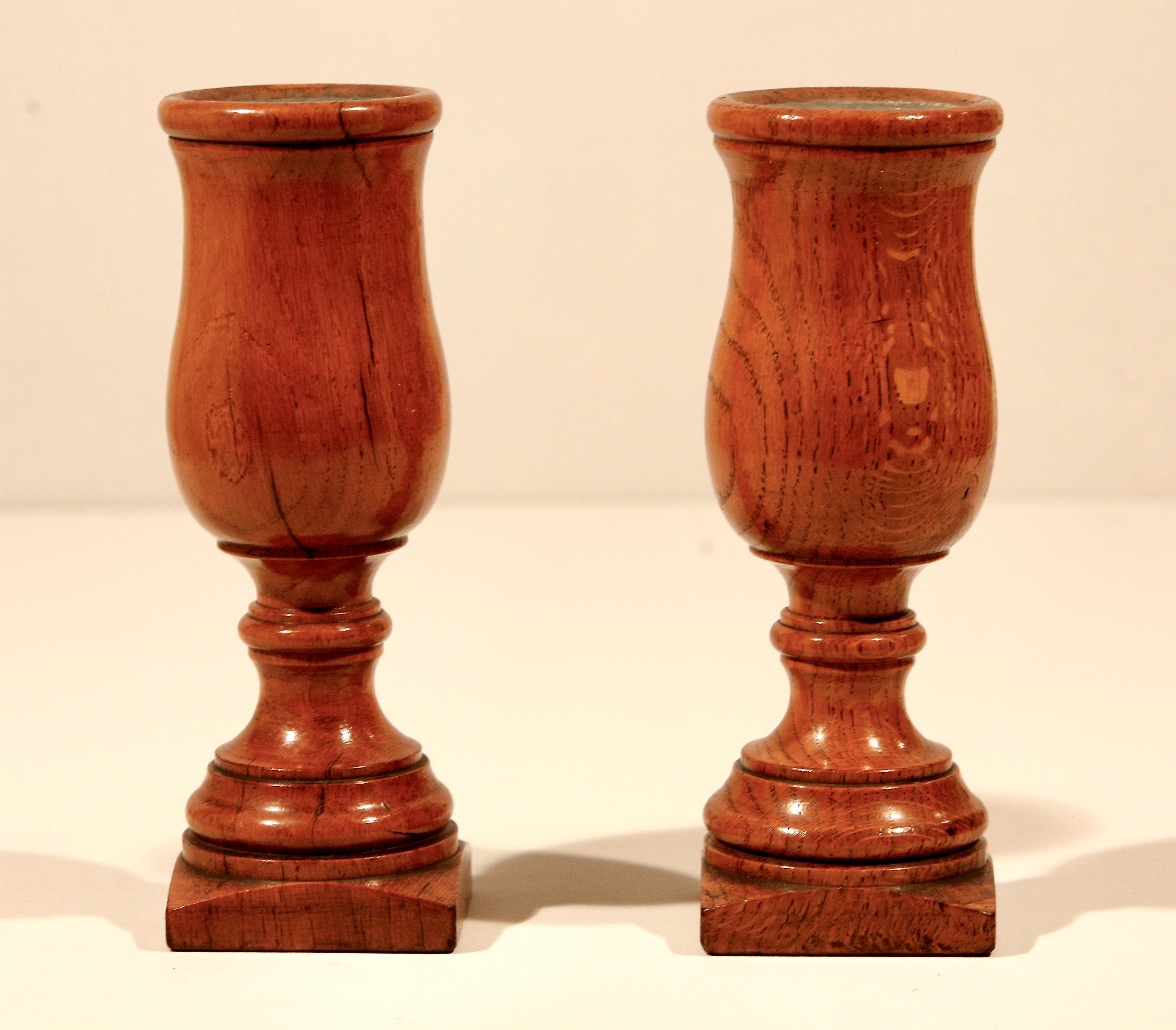 Tornito Vasi a stelo con urna tornita in Oak Coppia inglese del 1880 circa in vendita