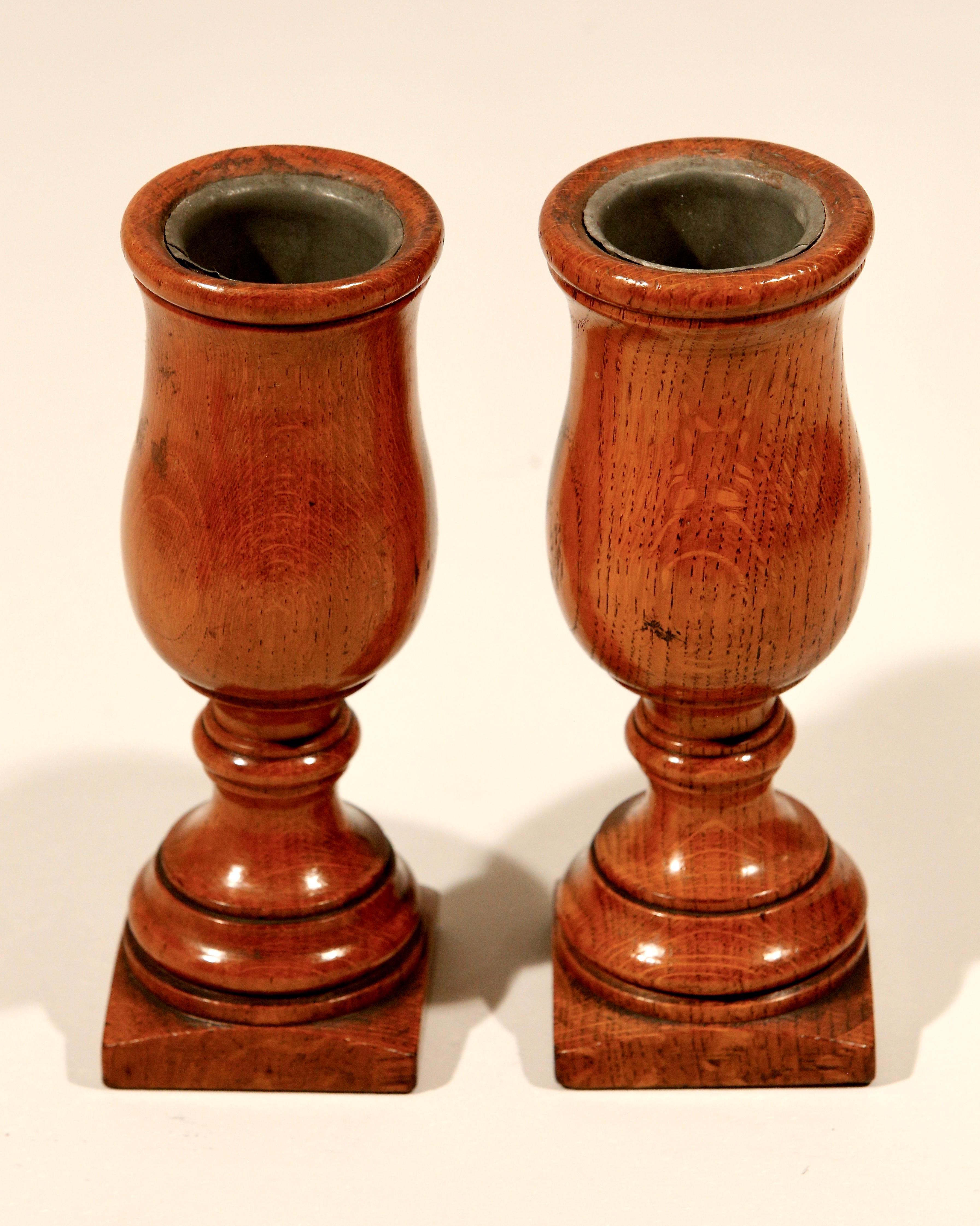 Vasi a stelo con urna tornita in Oak Coppia inglese del 1880 circa In condizioni buone in vendita a Cheltenham, GB
