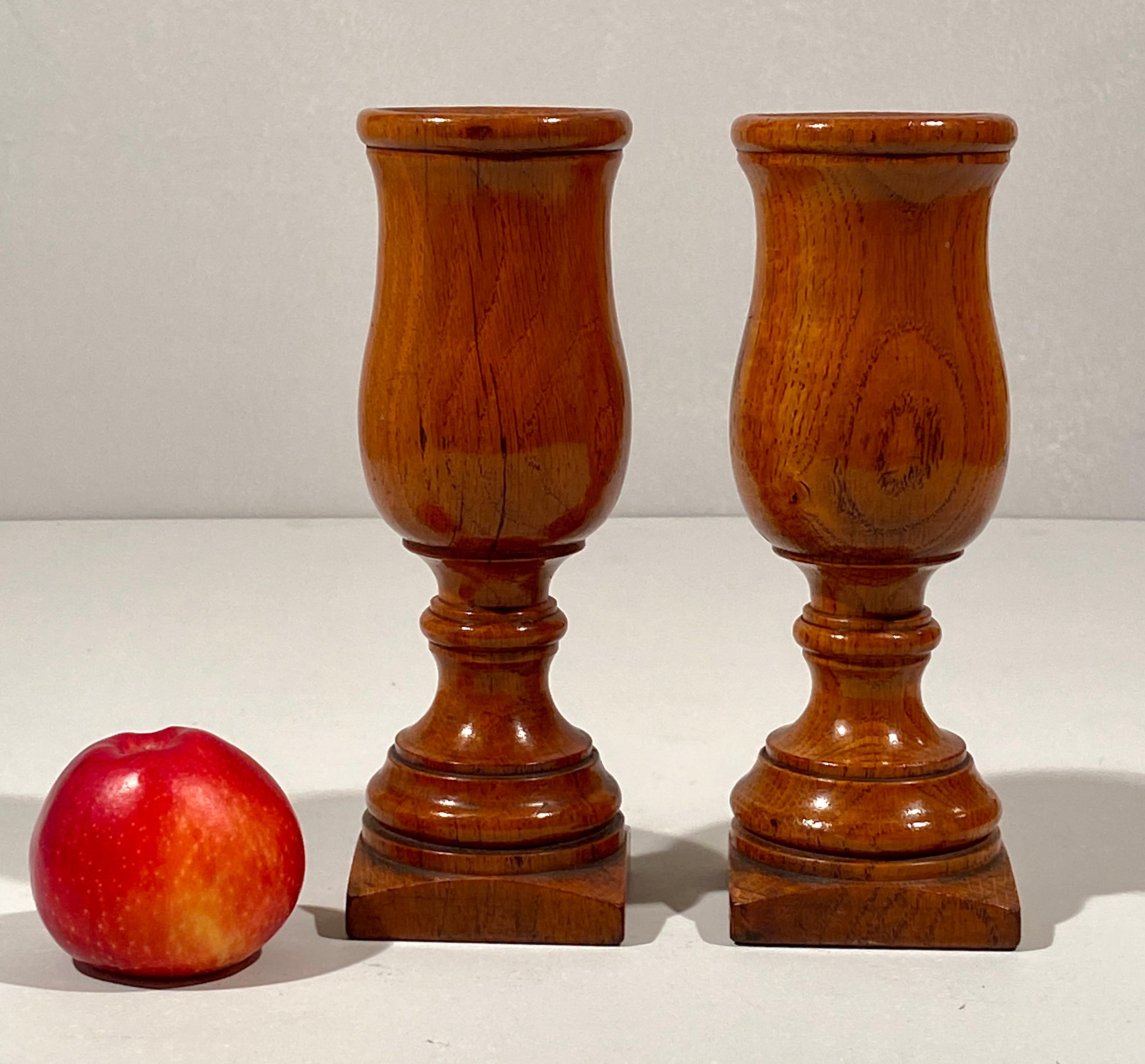 XIX secolo Vasi a stelo con urna tornita in Oak Coppia inglese del 1880 circa in vendita