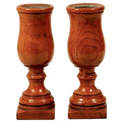 Jarrones con vástago de urna torneada de roble Pareja inglesa Circa 1880