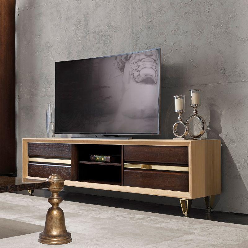 Boasting a clean and timeless design, this sleek TV unit will effortlessly complement both modern and traditional interiors. Fashioned of polished or lacquered oak wood, it is enriched with brass feet and chromed details.