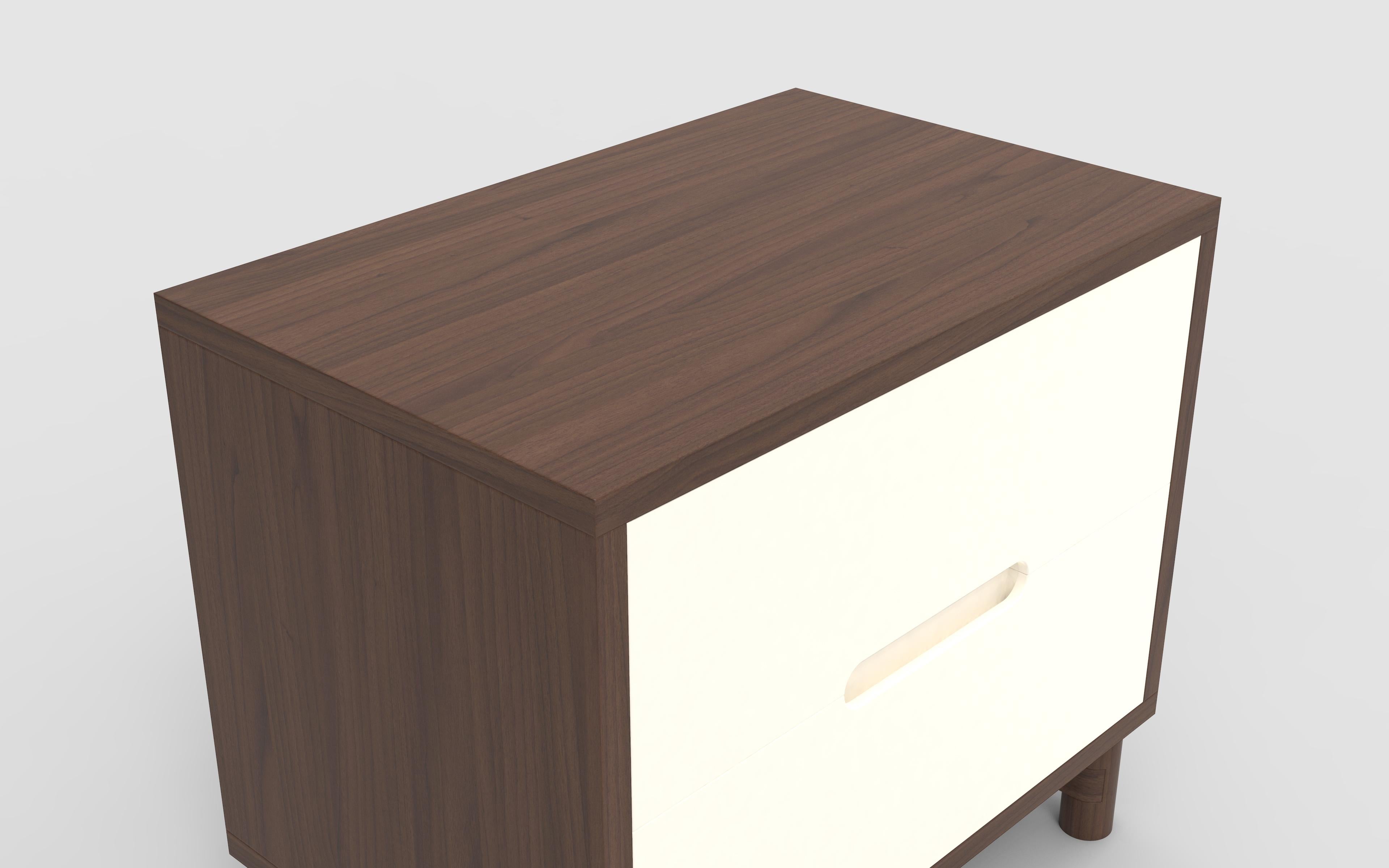 Eiche Zwei '2' Schubladen Nachttisch In Eiche Natural Wood mit Klarlack dargestellt (Gebeizt) im Angebot