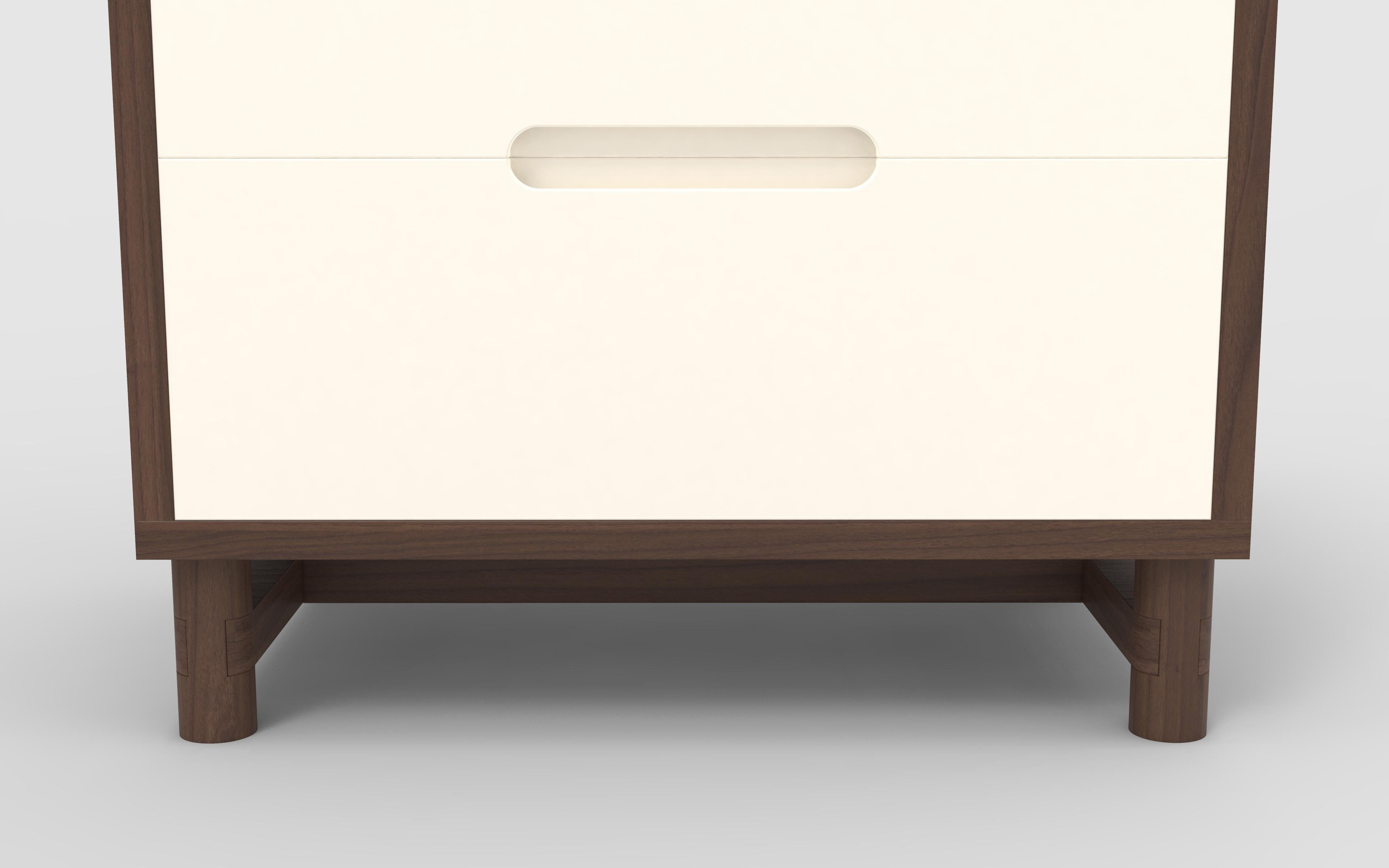 Eiche Zwei '2' Schubladen Nachttisch In Eiche Natural Wood mit Klarlack dargestellt im Zustand „Neu“ im Angebot in Brooklyn, NY
