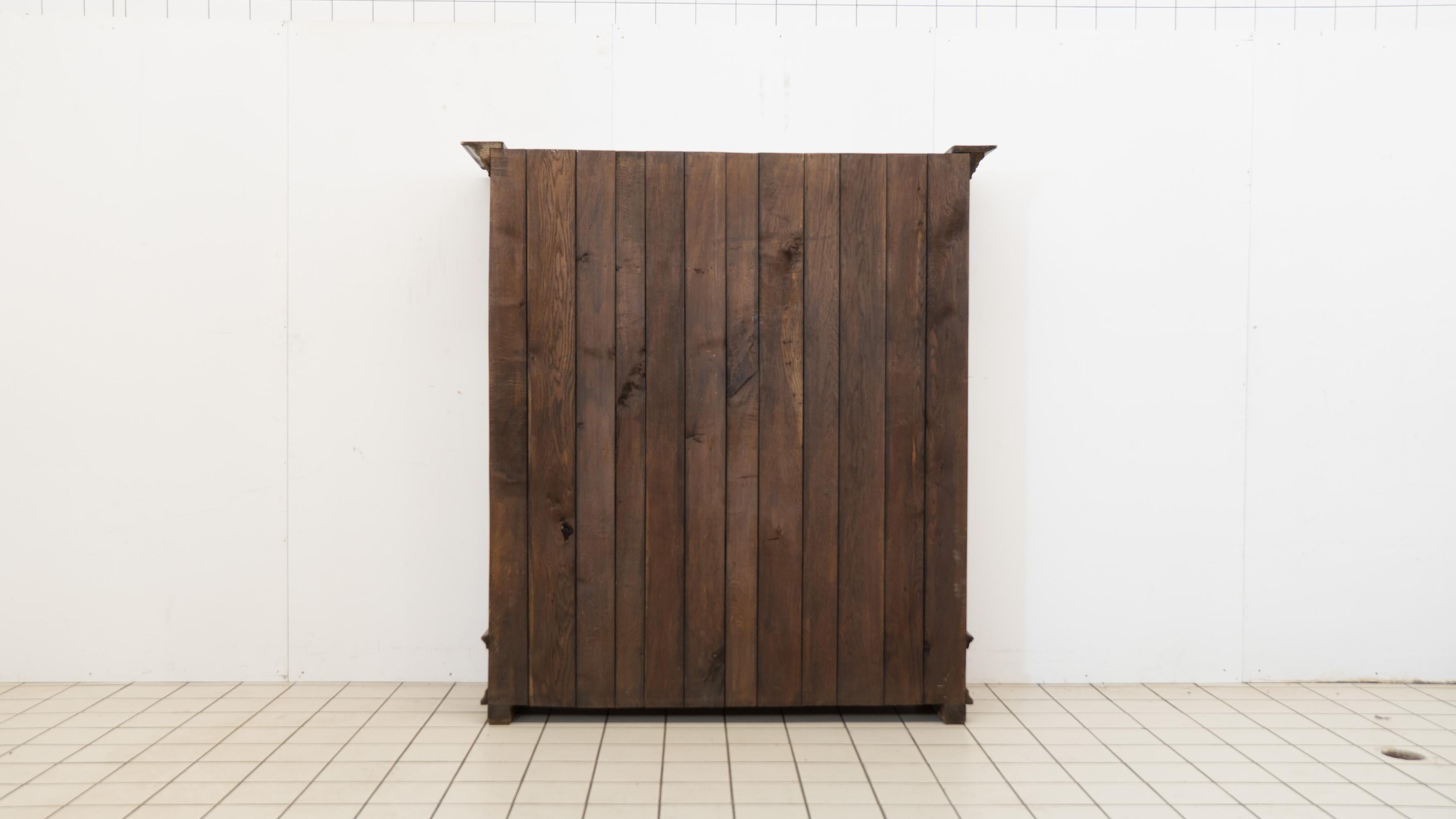 Armoire à deux portes en Oak Flamand 18ème siècle en vente 7