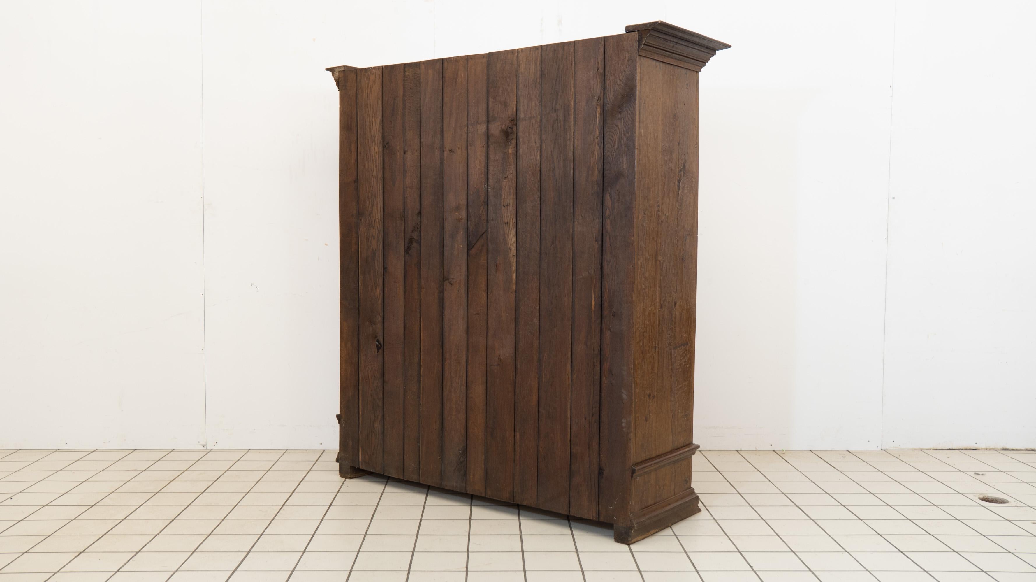 Armoire à deux portes en Oak Flamand 18ème siècle en vente 8