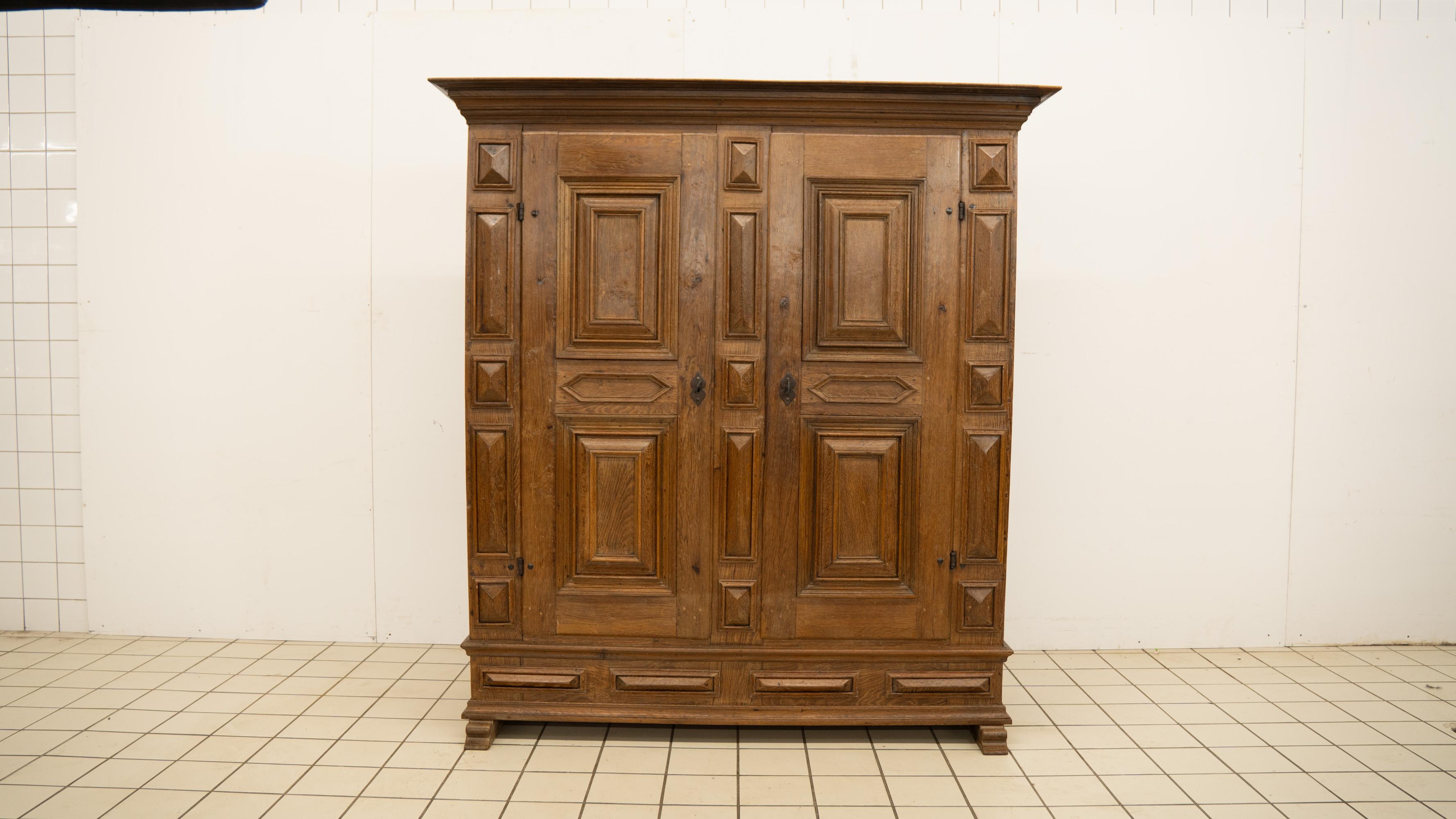 Armoire à deux portes en Oak Flamand 18ème siècle en vente 10