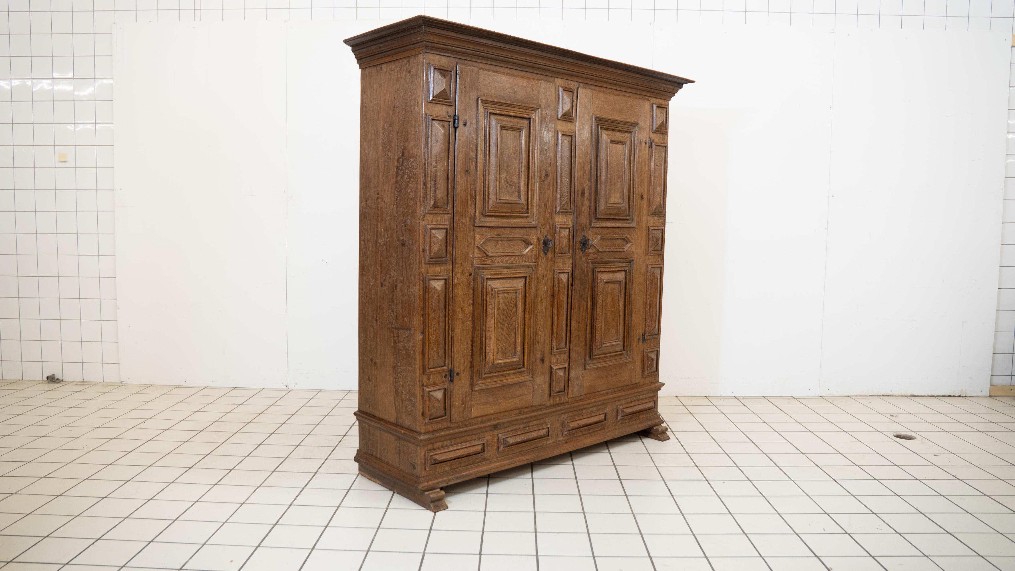 Armoire à deux portes en chêne flamand du XVIIIe siècle à l'esthétique brutaliste
Une exceptionnelle et robuste armoire à deux portes, fabriquée en Flandre au 18e siècle. Ce meuble est un bel exemple de l'artisanat de l'époque, caractérisé par son