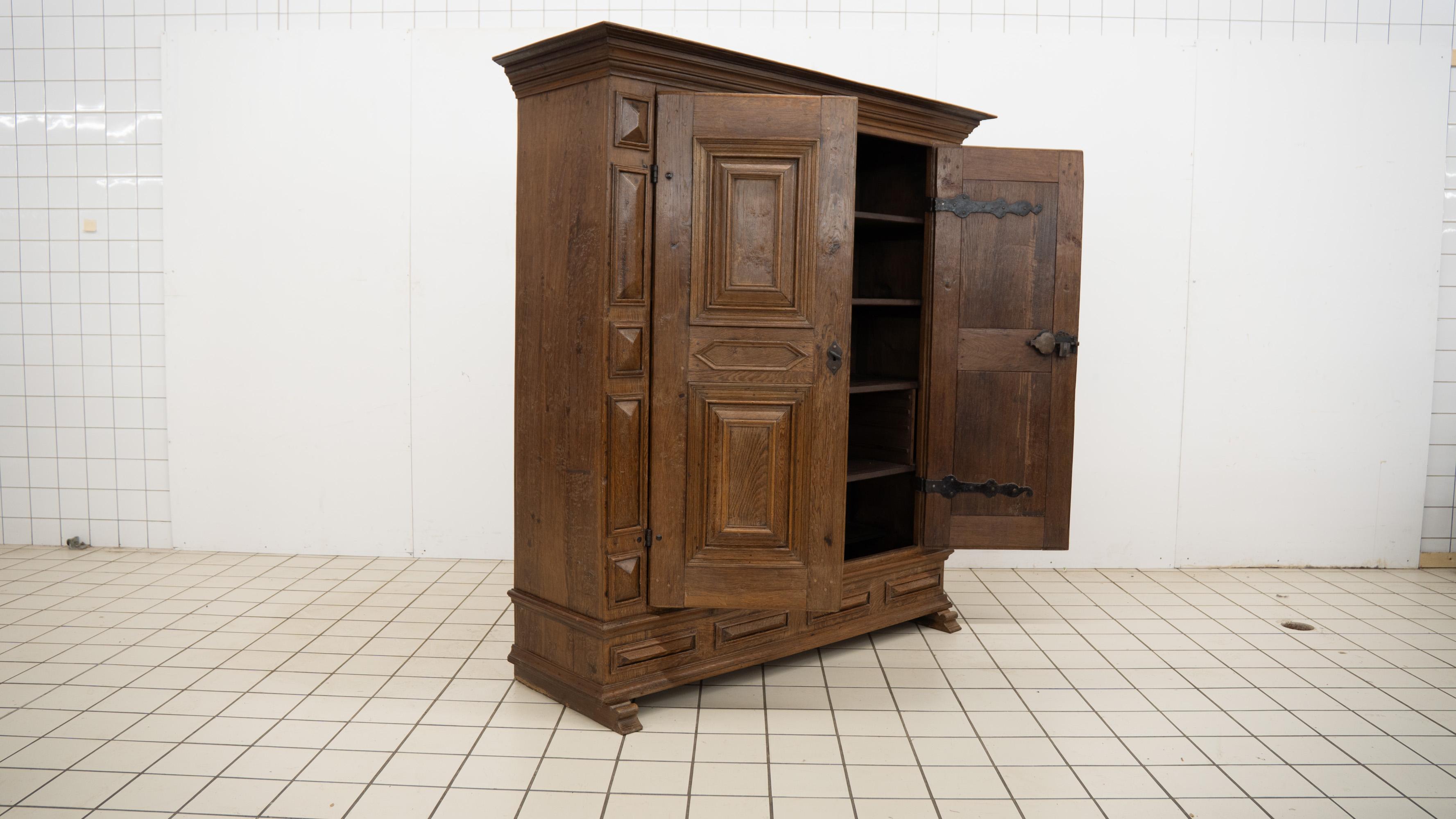 Belge Armoire à deux portes en Oak Flamand 18ème siècle en vente