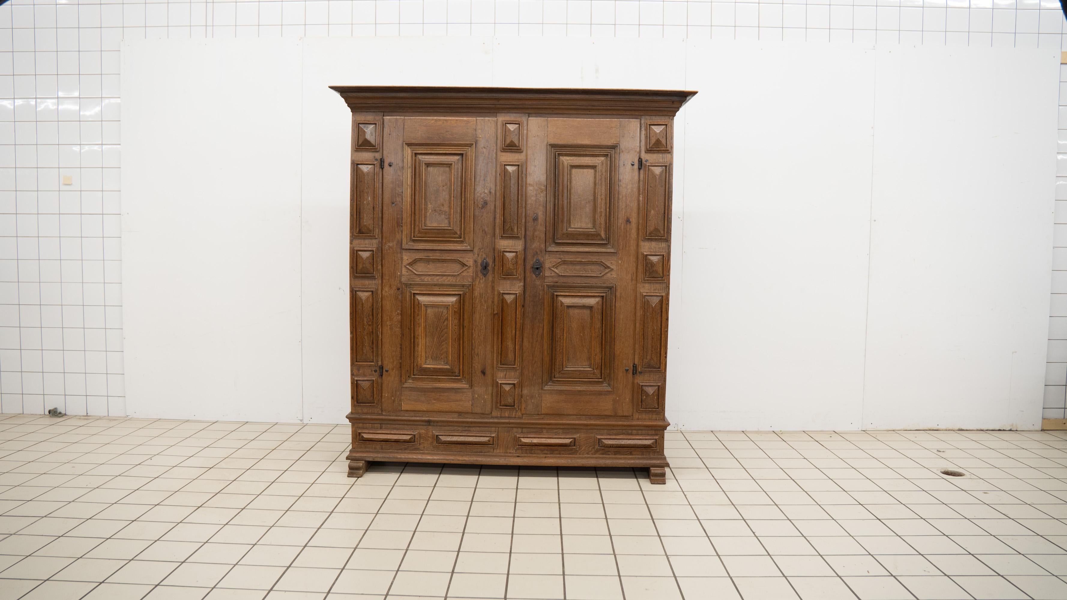 Armoire à deux portes en Oak Flamand 18ème siècle Bon état - En vente à AMSTELVEEN, NL