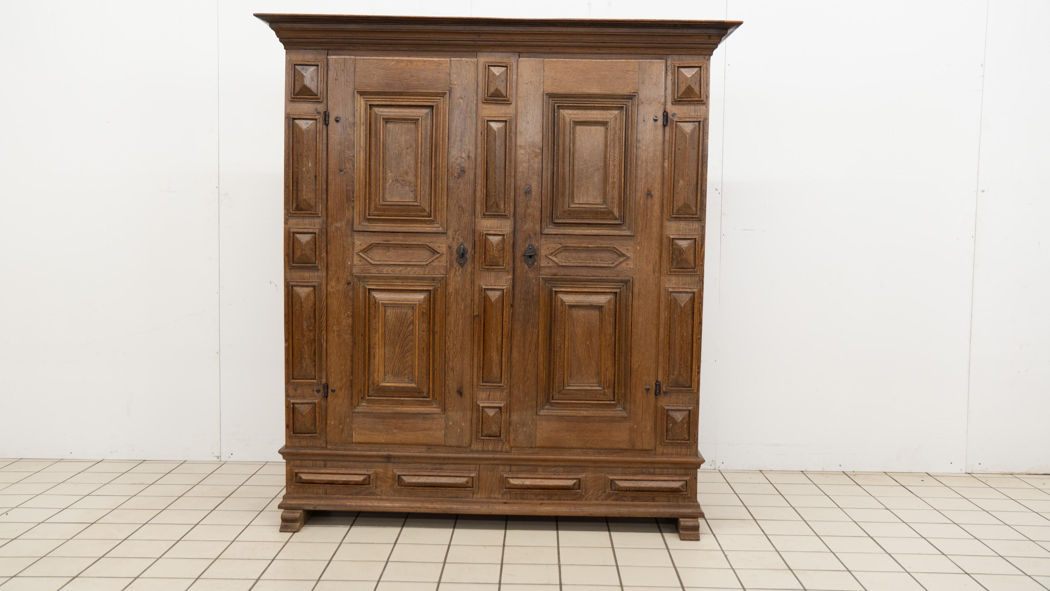 XVIIIe siècle et antérieur Armoire à deux portes en Oak Flamand 18ème siècle en vente