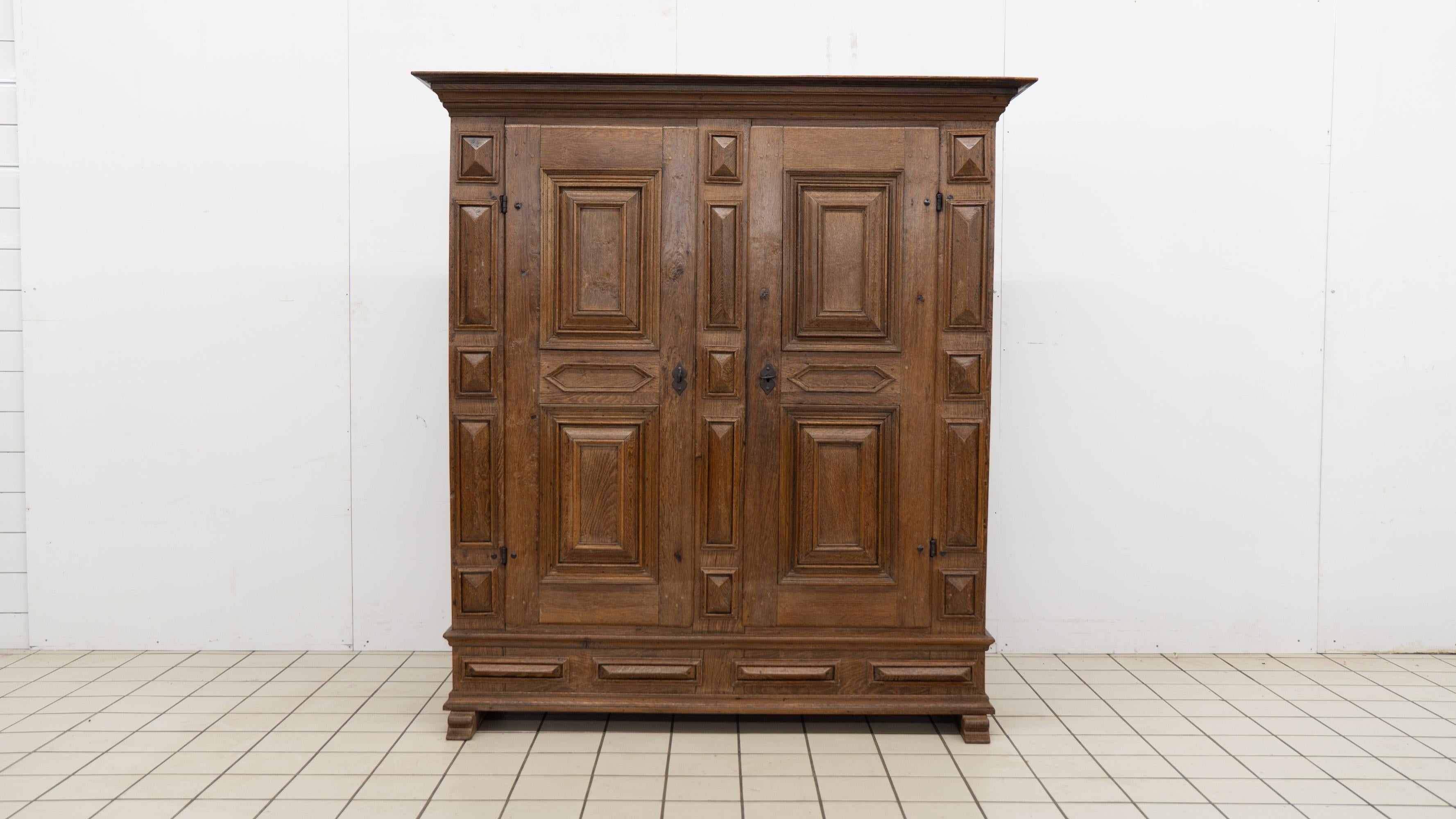 Chêne Armoire à deux portes en Oak Flamand 18ème siècle en vente