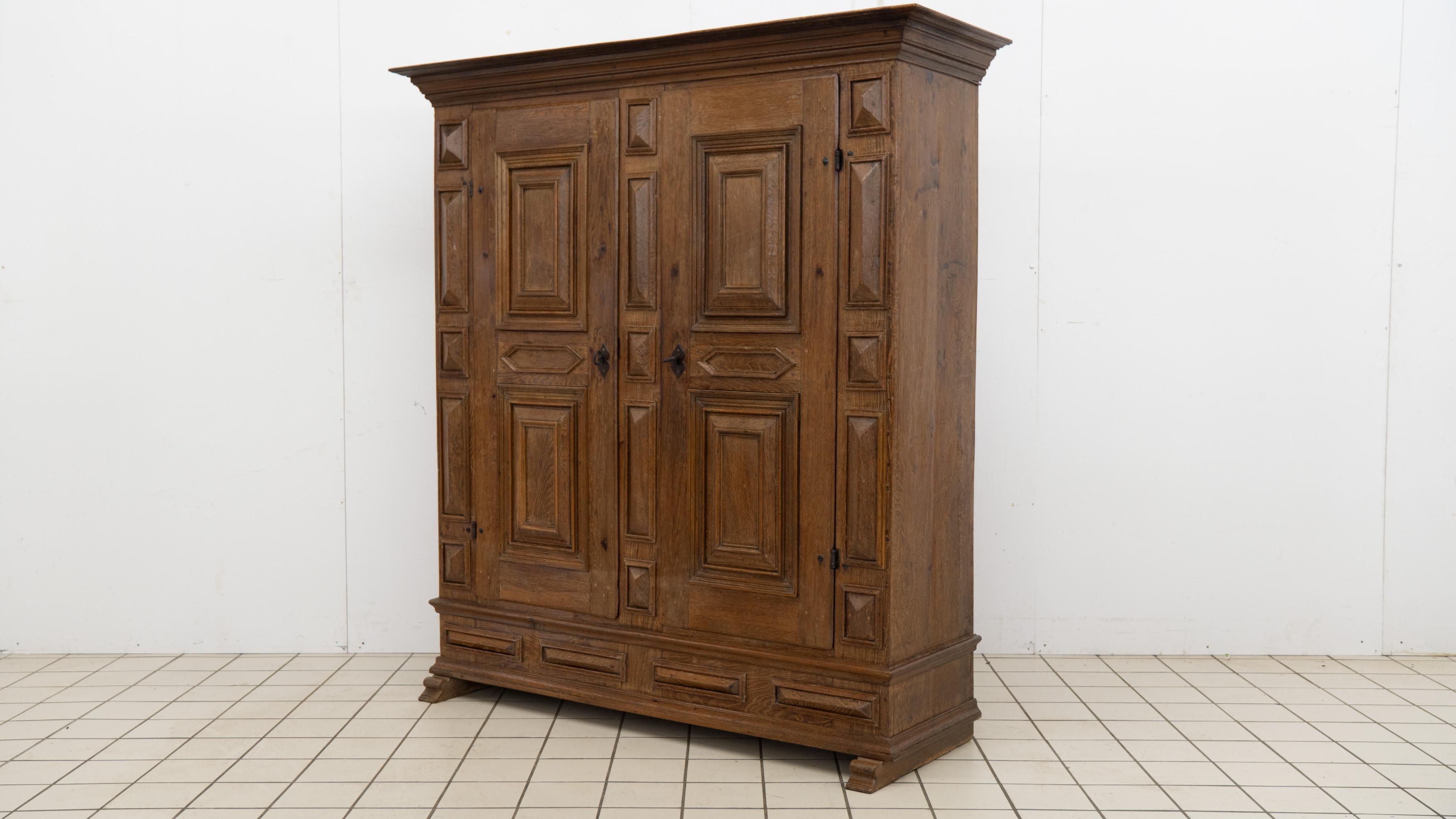 Armoire à deux portes en Oak Flamand 18ème siècle en vente 2