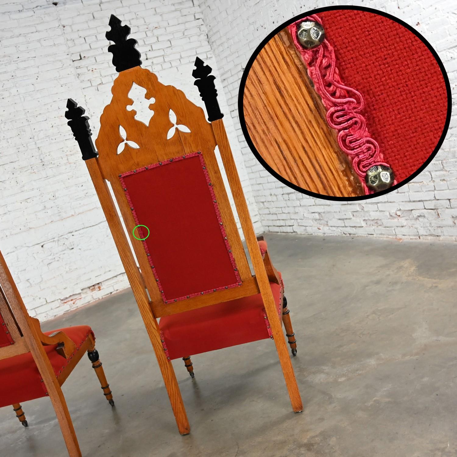 Paire de chaises trônes victoriennes ou néo-gothiques ecclésiastiques His & Hers en vente 7