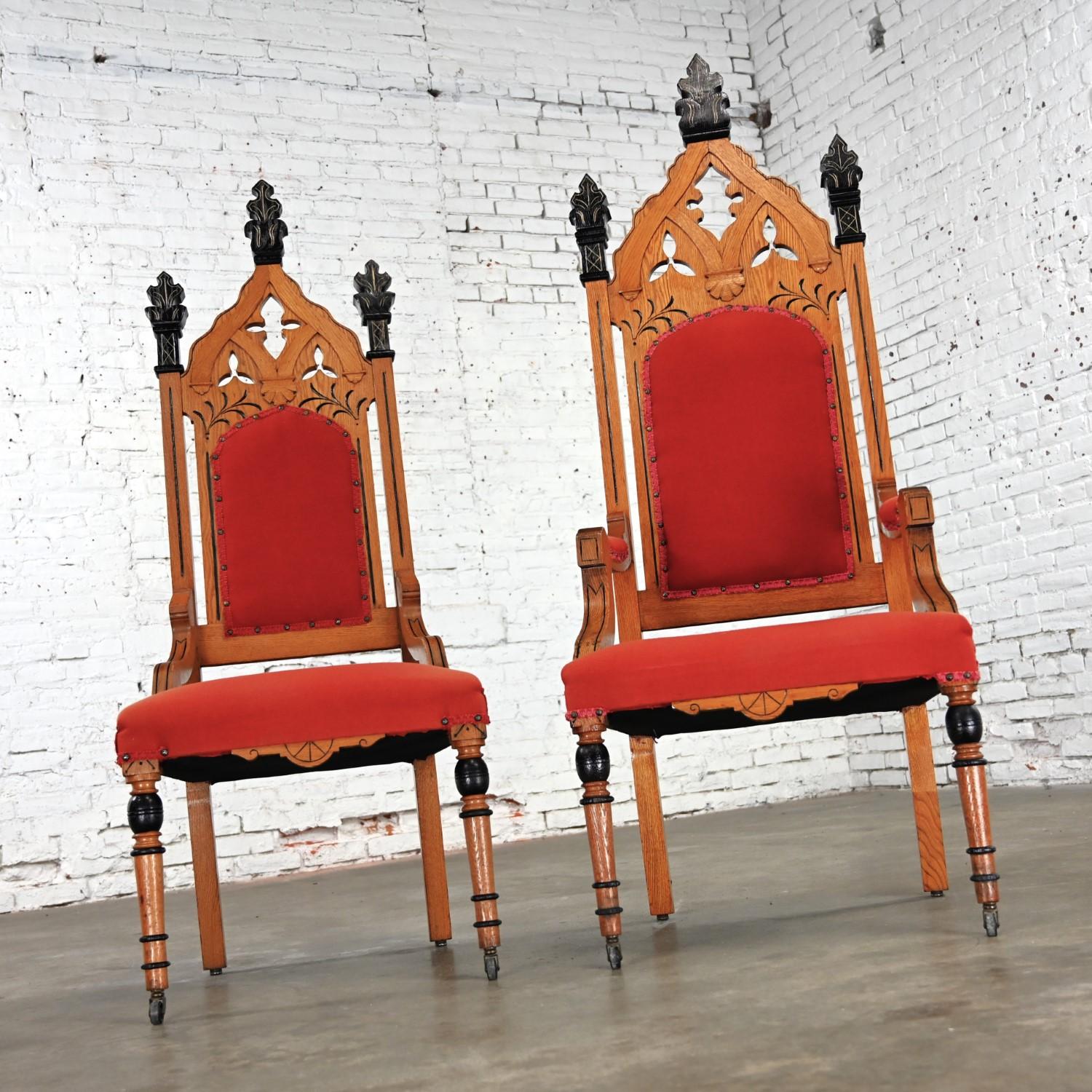 Inconnu Paire de chaises trônes victoriennes ou néo-gothiques ecclésiastiques His & Hers en vente