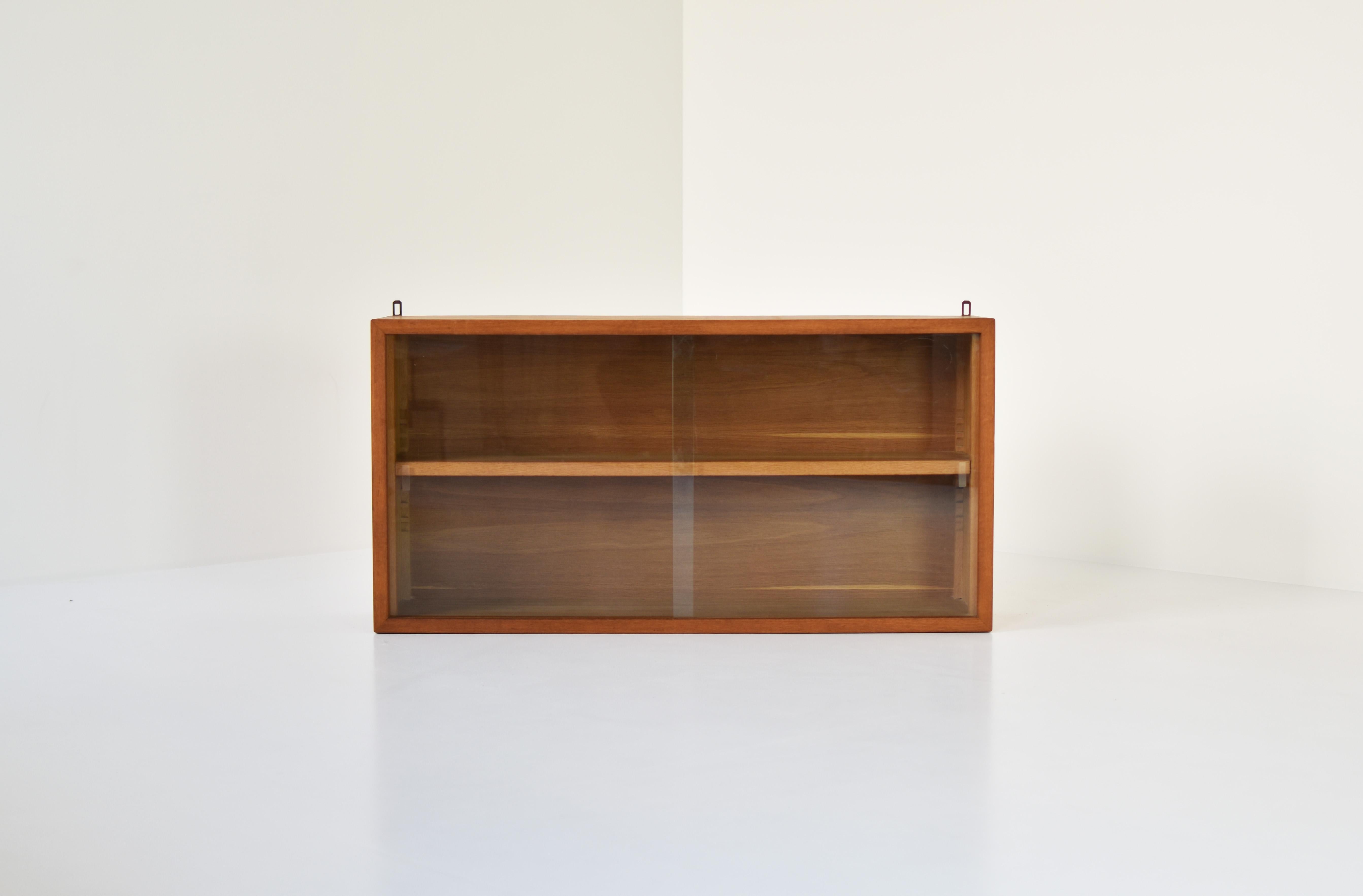 Elegant vitrine cabinet from France, 1950s. This hanging cabinet is made out of oak and has one adjustable shelf and two glass front sliding panels. Restored with love.
