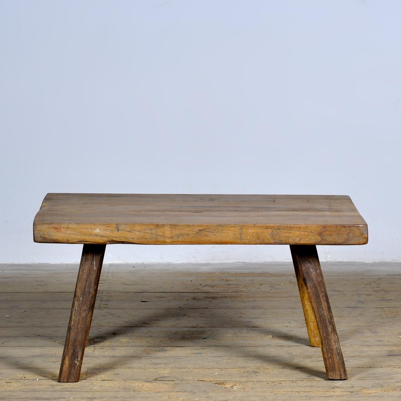 Table des années 1930, en chêne. Avec un plateau de 5 cm d'épaisseur. Les pieds ont été raccourcis pour atteindre la hauteur d'une table basse. Traitée contre les vers du bois.