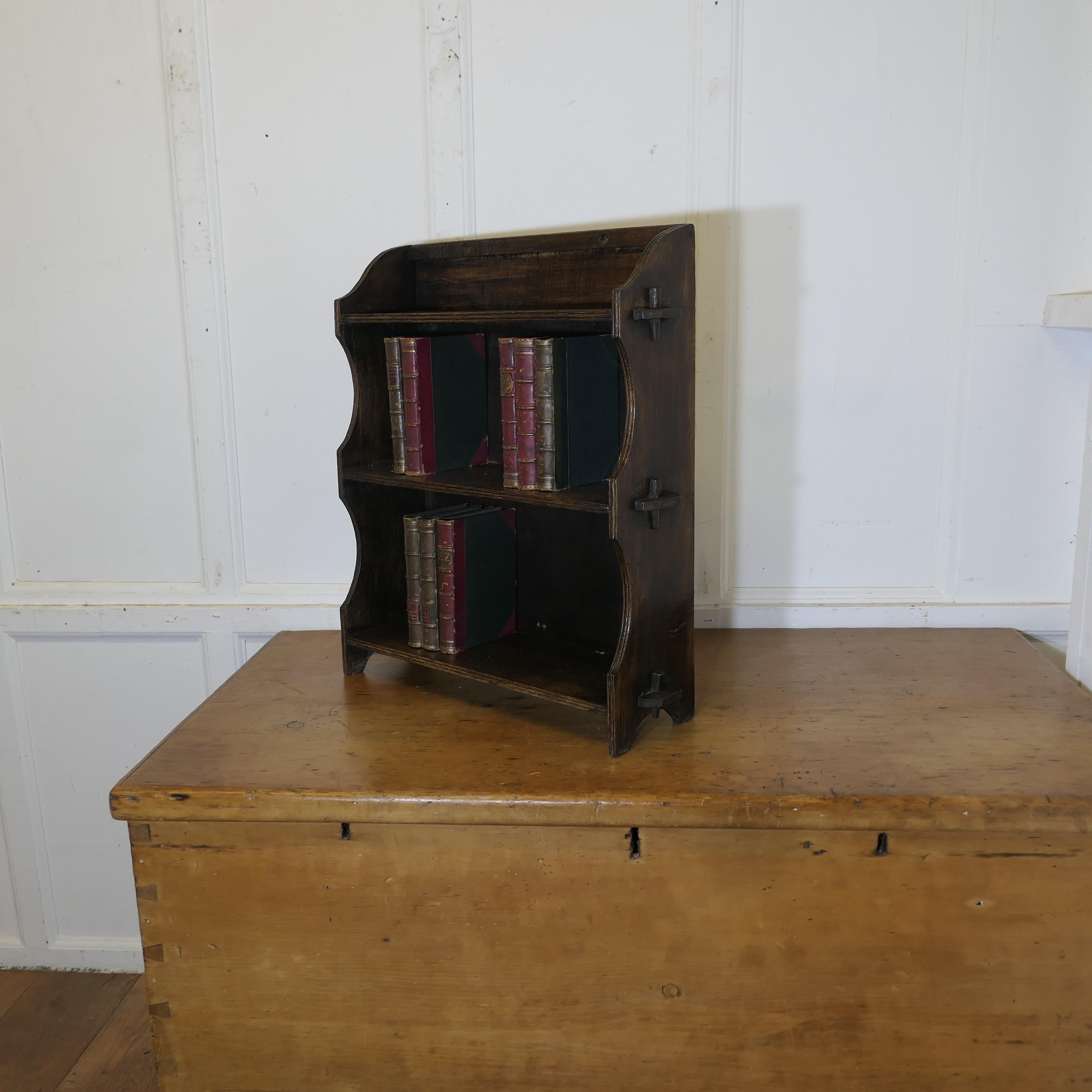Oak Wall Hanging Shelf    This charming little shelf unit has a solid back In Good Condition In Godshill, Isle of Wight