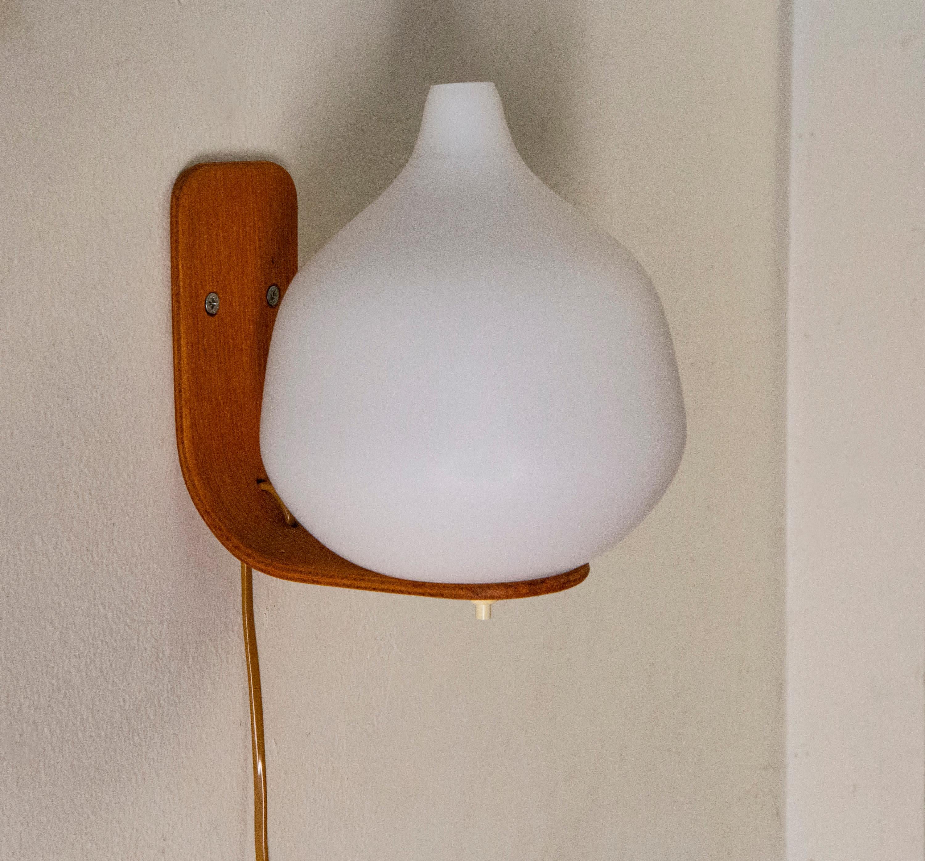 Oak Wall Lamp by Uno & Östen Kristiansson, Luxus Vittsjö, Sweden 1950's In Good Condition For Sale In Los Angeles, CA