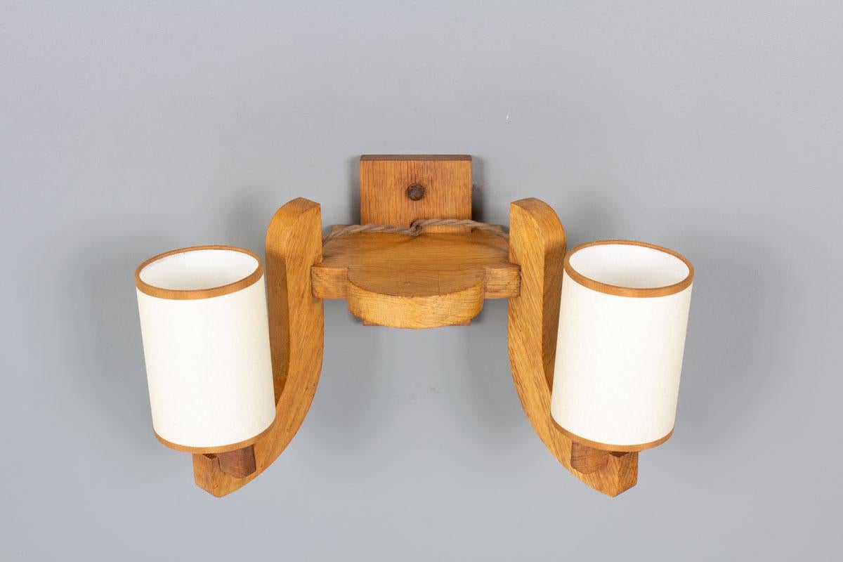 Este elegante aplique de roble fue diseñado en la década de 1950 por Robert Guillerme y Jacques Chambron para su célebre taller francés Votre Maison. Un hallazgo poco frecuente que refleja el lenguaje de diseño distintivo del dúo, en el que la forma