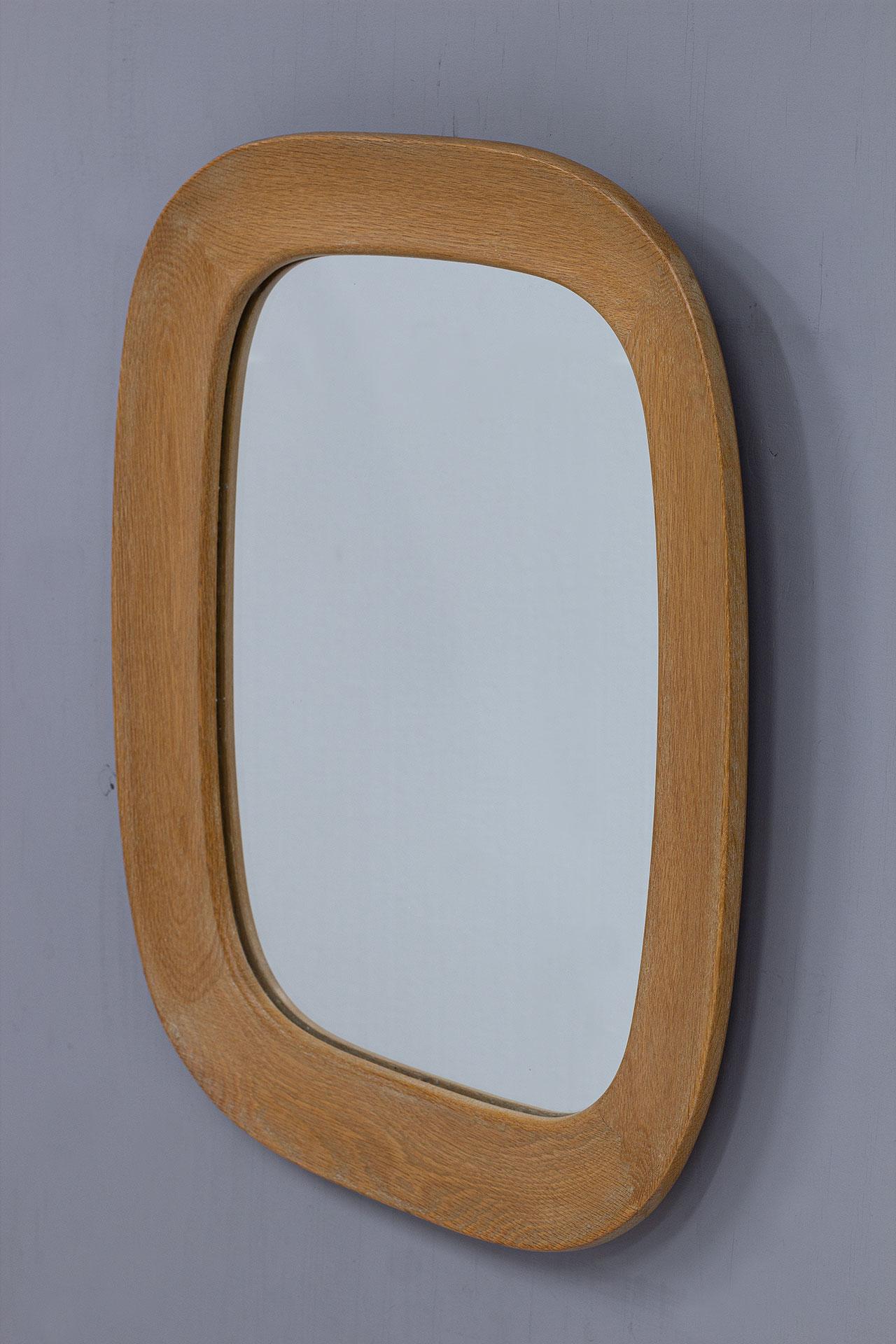 Elegant oval shaped oak wall mirror designed by Per Argén. Manufactured 
by Fröseke AB Nybrofabriken in Sweden during the 1950s. Made from solid oak frame with a nice zigzag joinery detail. Labeled in the back.

Very good vintage condition.