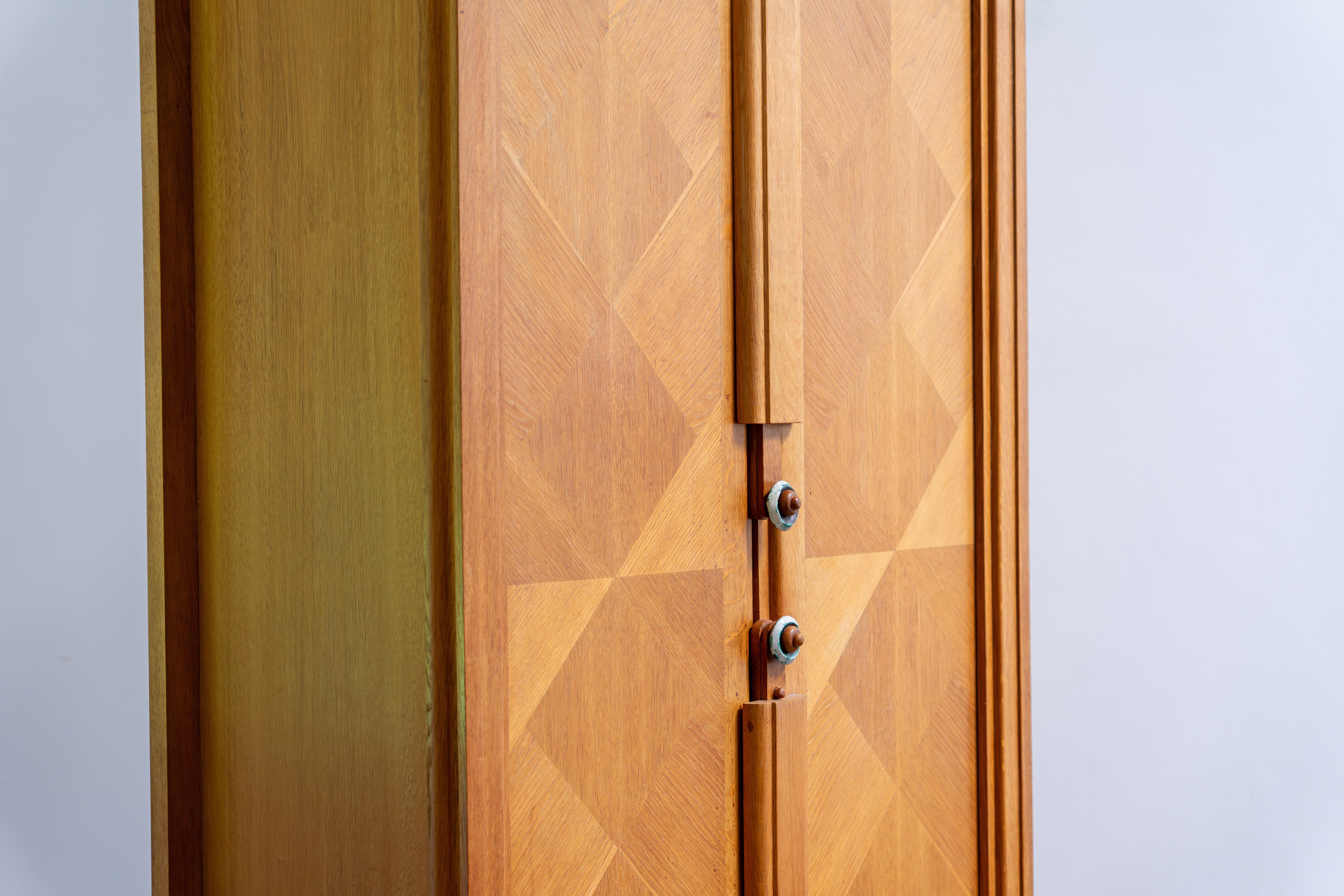 Armoire en chêne avec poignées en céramique de Guillerme & Chambron, France, années 1960 en vente 3