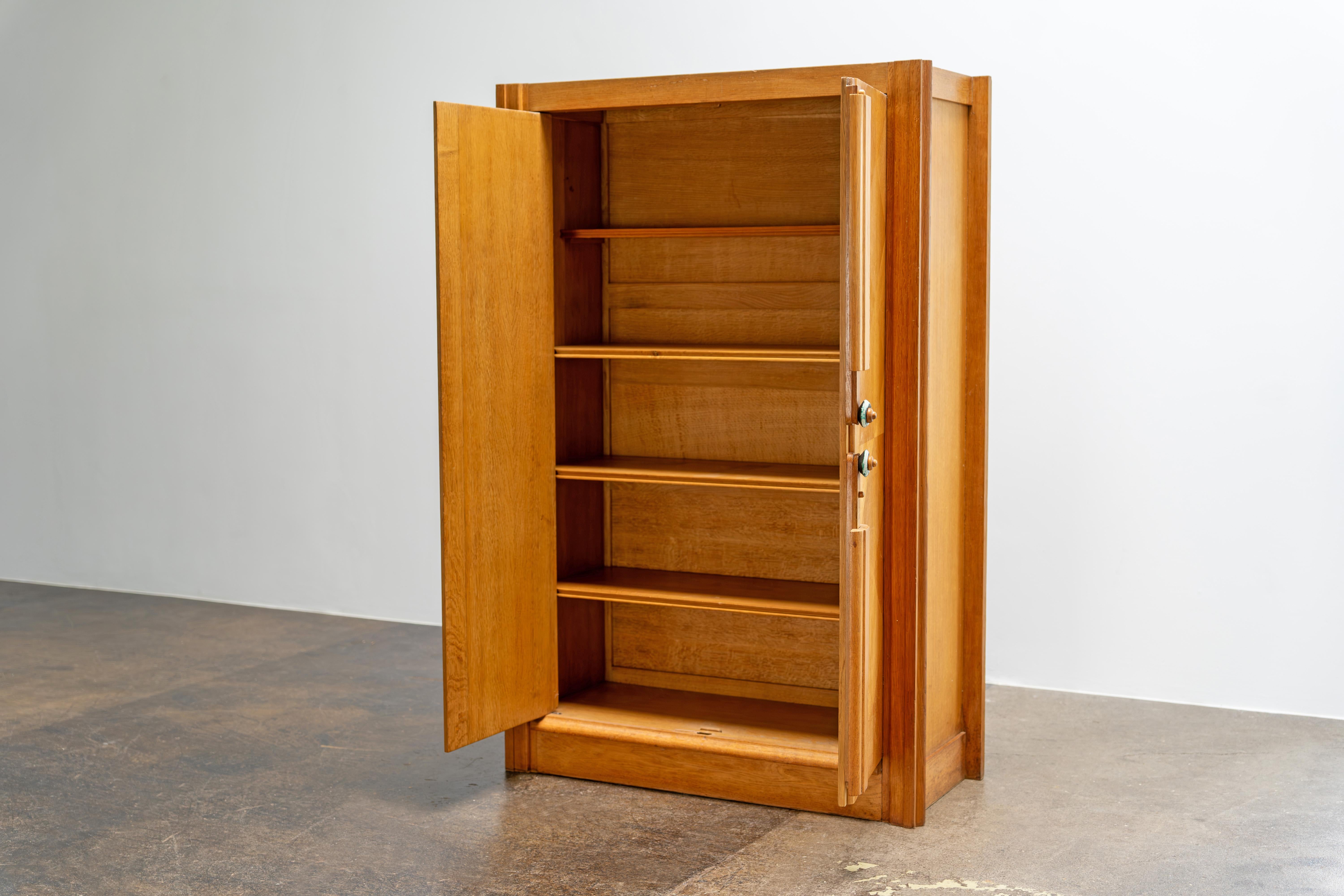 Armoire en chêne avec poignées en céramique de Guillerme & Chambron, France, années 1960 en vente 4