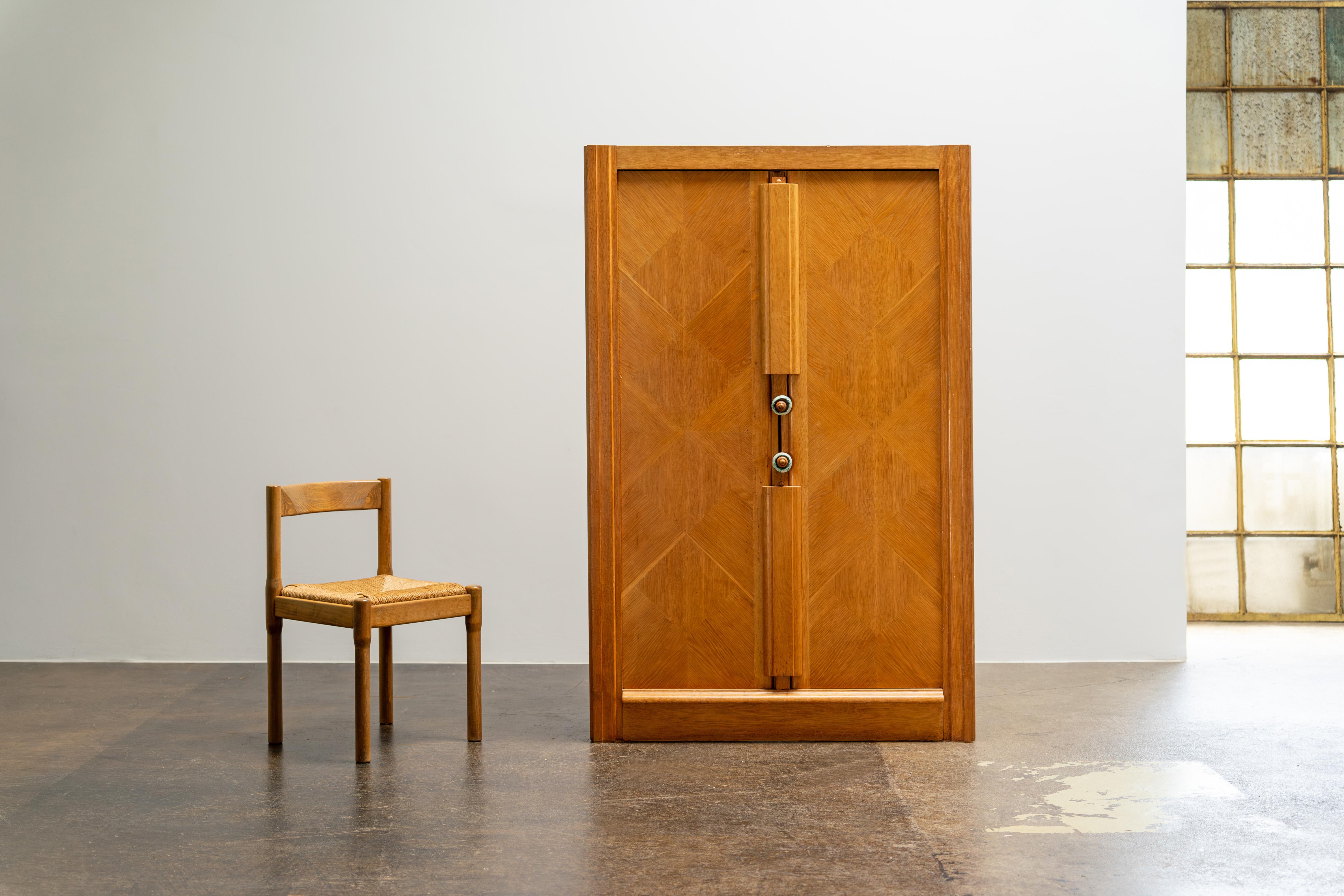 Guillerme et Chambron, 1960, armoire en chêne avec poignées en céramique par Boleslaw Danikowski. Votre Maison Edition.
