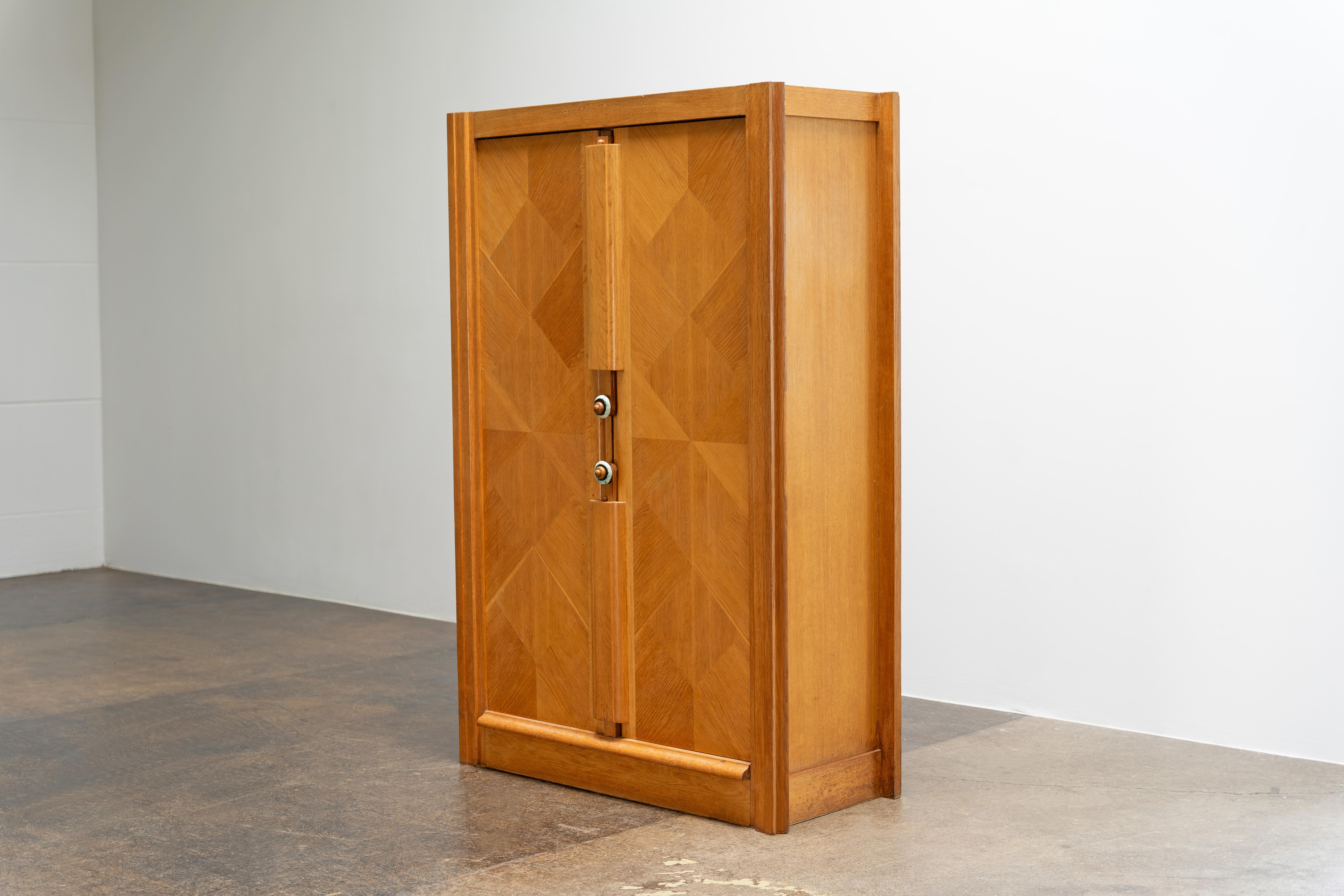 Mid-Century Modern Armoire en chêne avec poignées en céramique de Guillerme & Chambron, France, années 1960 en vente