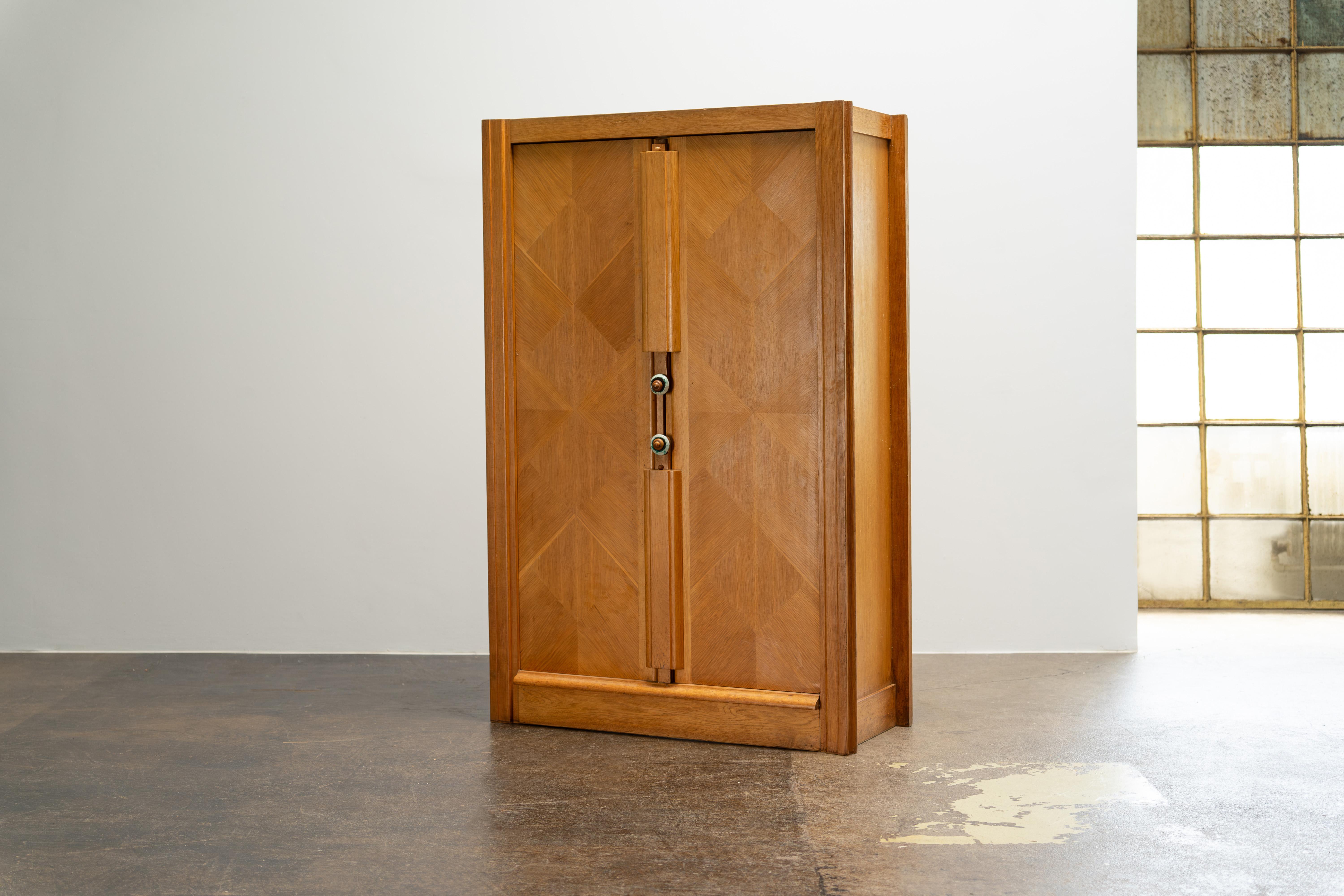 Français Armoire en chêne avec poignées en céramique de Guillerme & Chambron, France, années 1960 en vente