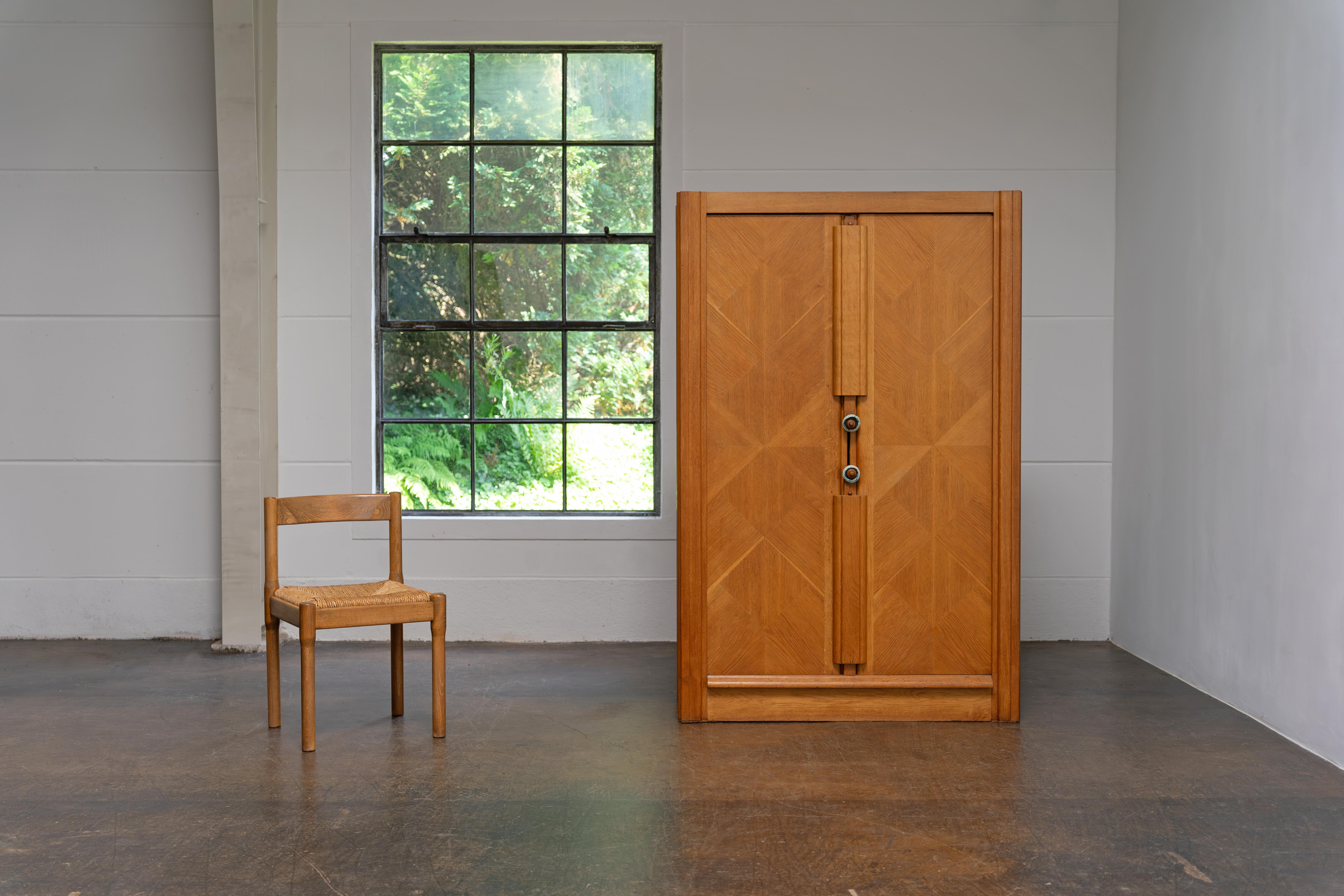 Armoire en chêne avec poignées en céramique de Guillerme & Chambron, France, années 1960 Bon état - En vente à Rosendahl, DE