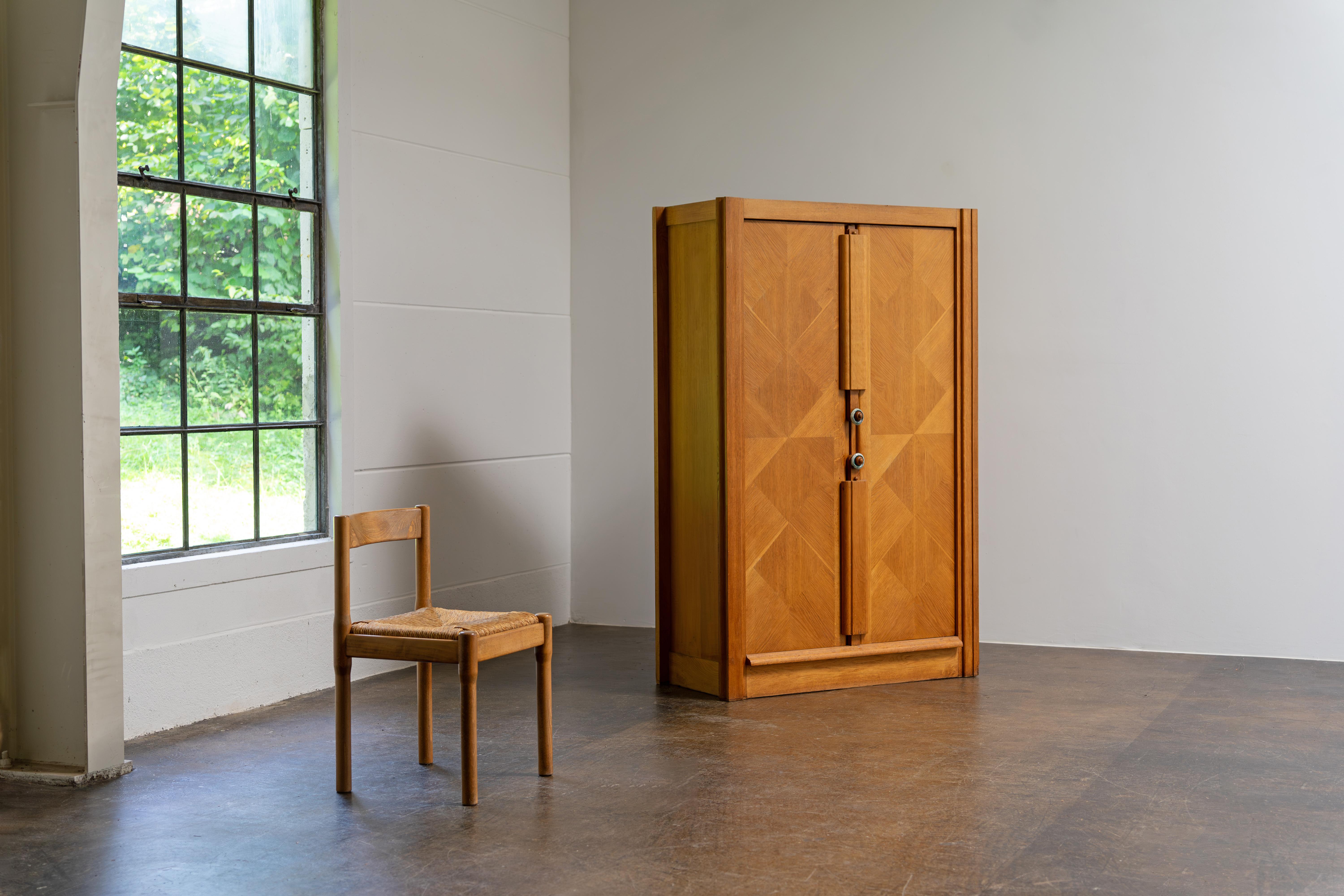 20ième siècle Armoire en chêne avec poignées en céramique de Guillerme & Chambron, France, années 1960 en vente