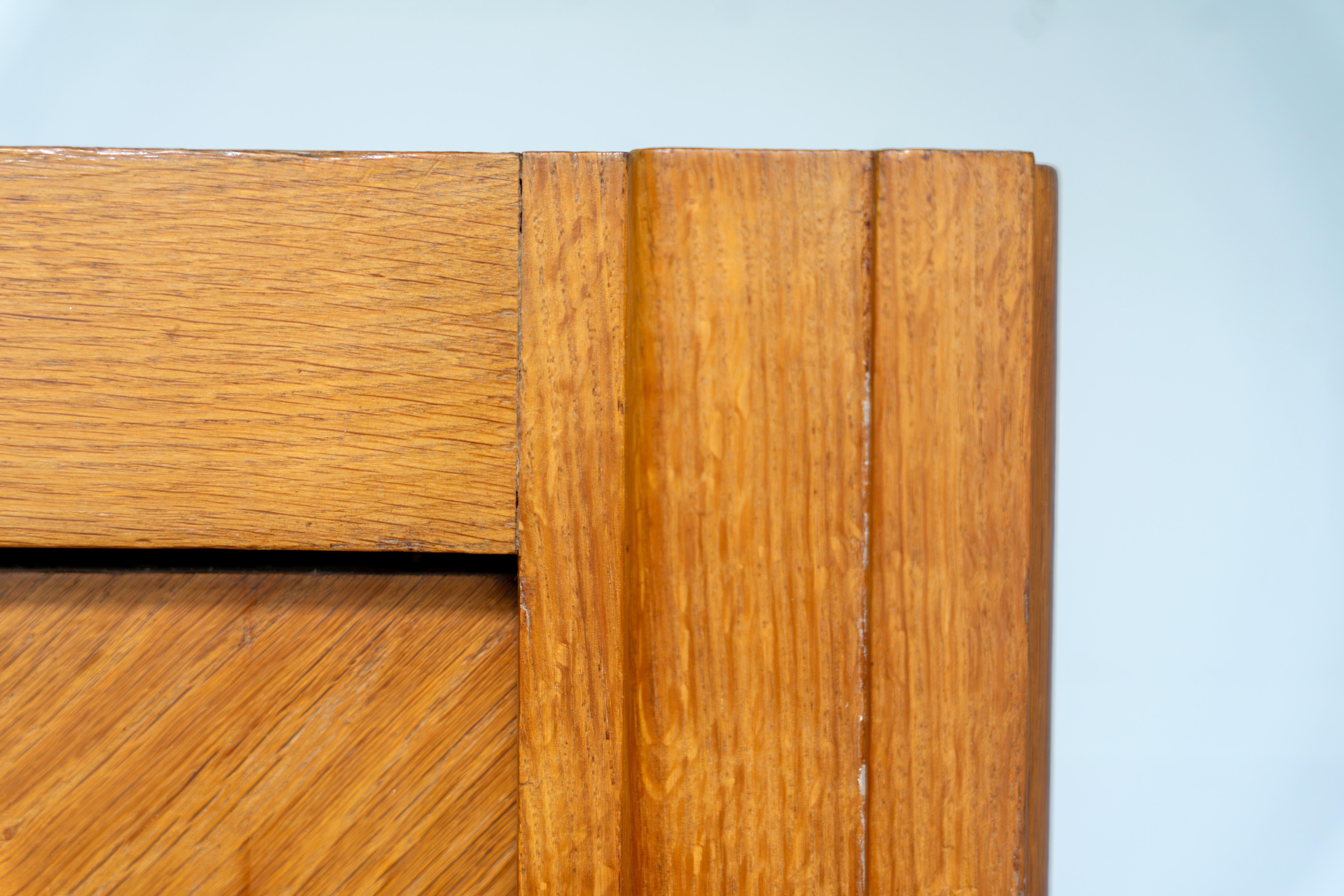 Armoire en chêne avec poignées en céramique de Guillerme & Chambron, France, années 1960 en vente 2