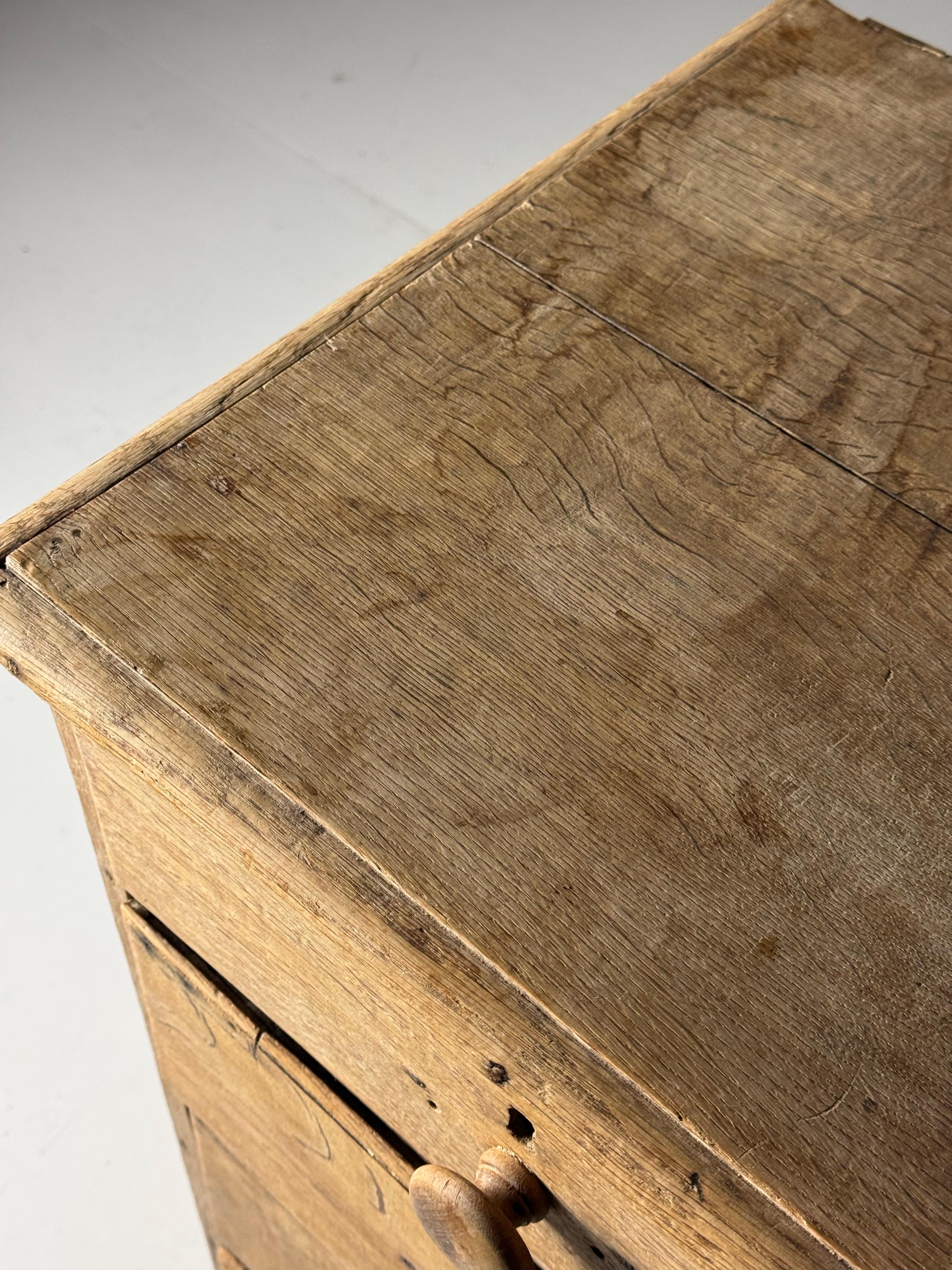 Antica cassettiera inglese. XIX secolo. Realizzato in rovere massiccio. La lisciviazione ha conferito a questa cassettiera un aspetto naturale e country. I cassetti funzionano correttamente. Alcuni segni di utilizzo/restauro qua e là, in accordo con
