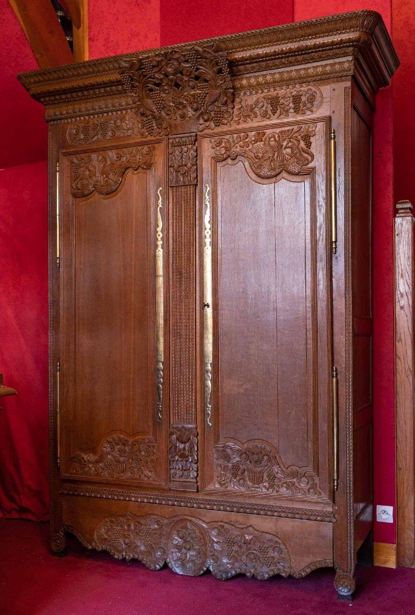 Important Norman wedding cabinet, old oak of very good quality. 
It consists of a straight body with straight uprights topped by a horizontal cornice. This crowning, very worked and richly decorated with a splendid medallion of sculptures in relief