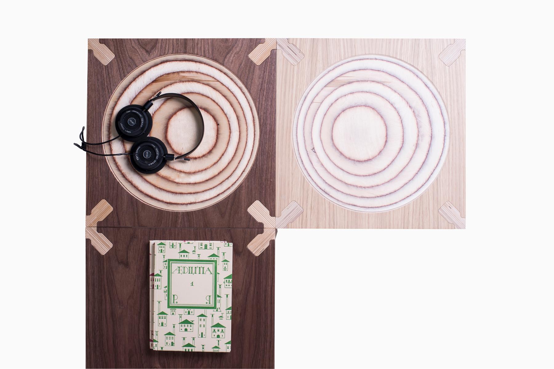 Dieser minimalistische, vielseitige Hocker oder Beistelltisch gehört zur MiMi-Serie und setzt Akzente in Haus und Büro. Die klare, facettierte Geometrie und die lackierten Oberflächen verleihen ihm Tiefe und Raffinesse, während die geschnitzte