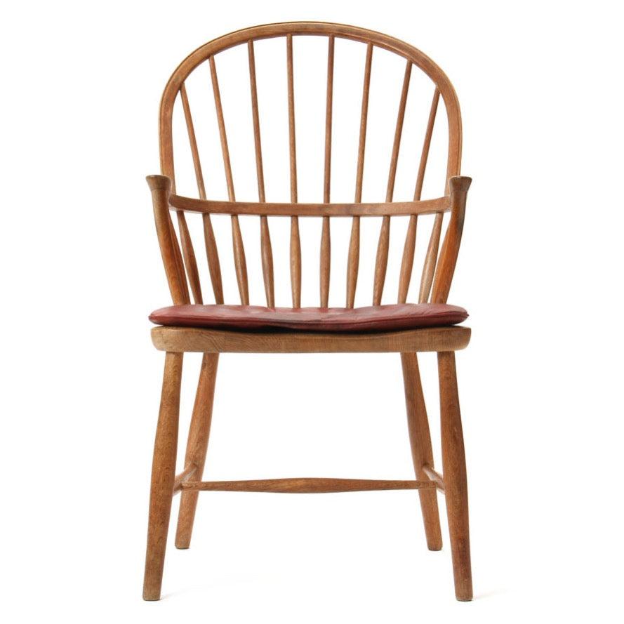 Ein Windsor-Stuhl aus Eichenholz mit Sitzpolster aus Leder.