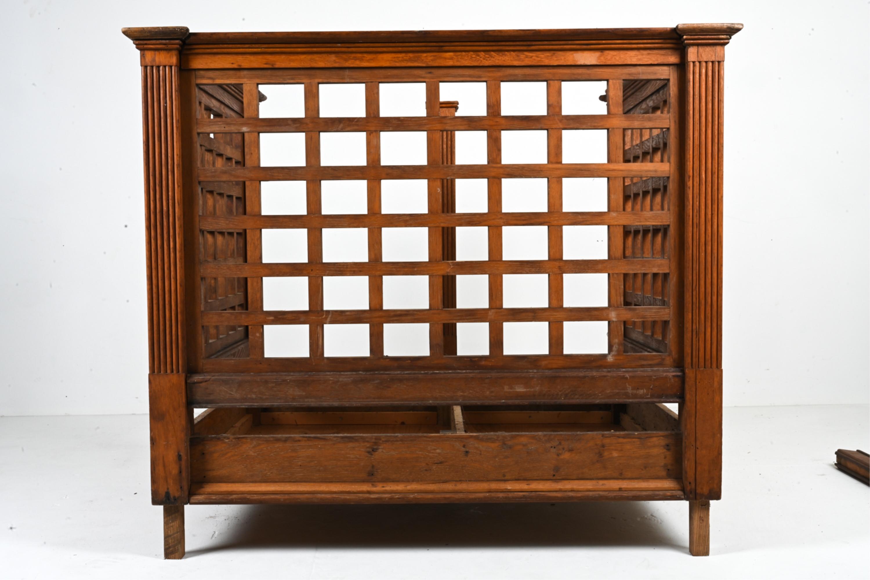 Che tu sia un arredatore di set che ha bisogno di accessori da tribunale d'epoca, un costruttore di mobili unici o semplicemente un amante del recupero architettonico, scoprirai che il potenziale decorativo di questo fantastico banco dei testimoni