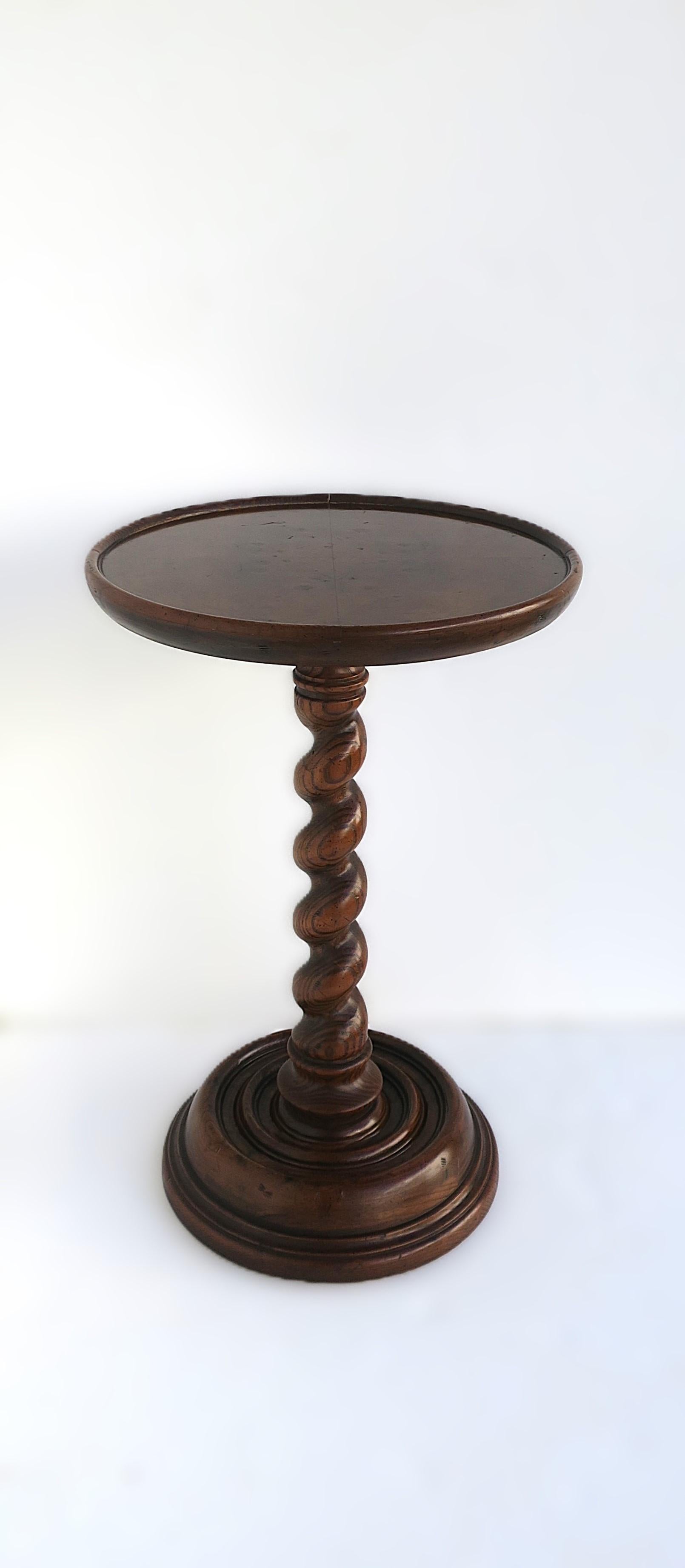 A beautiful and substantial round rich brown vintage barley twist side drinks table, by Henredon, in the English Victorian design style, circa mid to late-20th century, America. Table has a beautiful, veneered top with a thin clear lacquer surface.