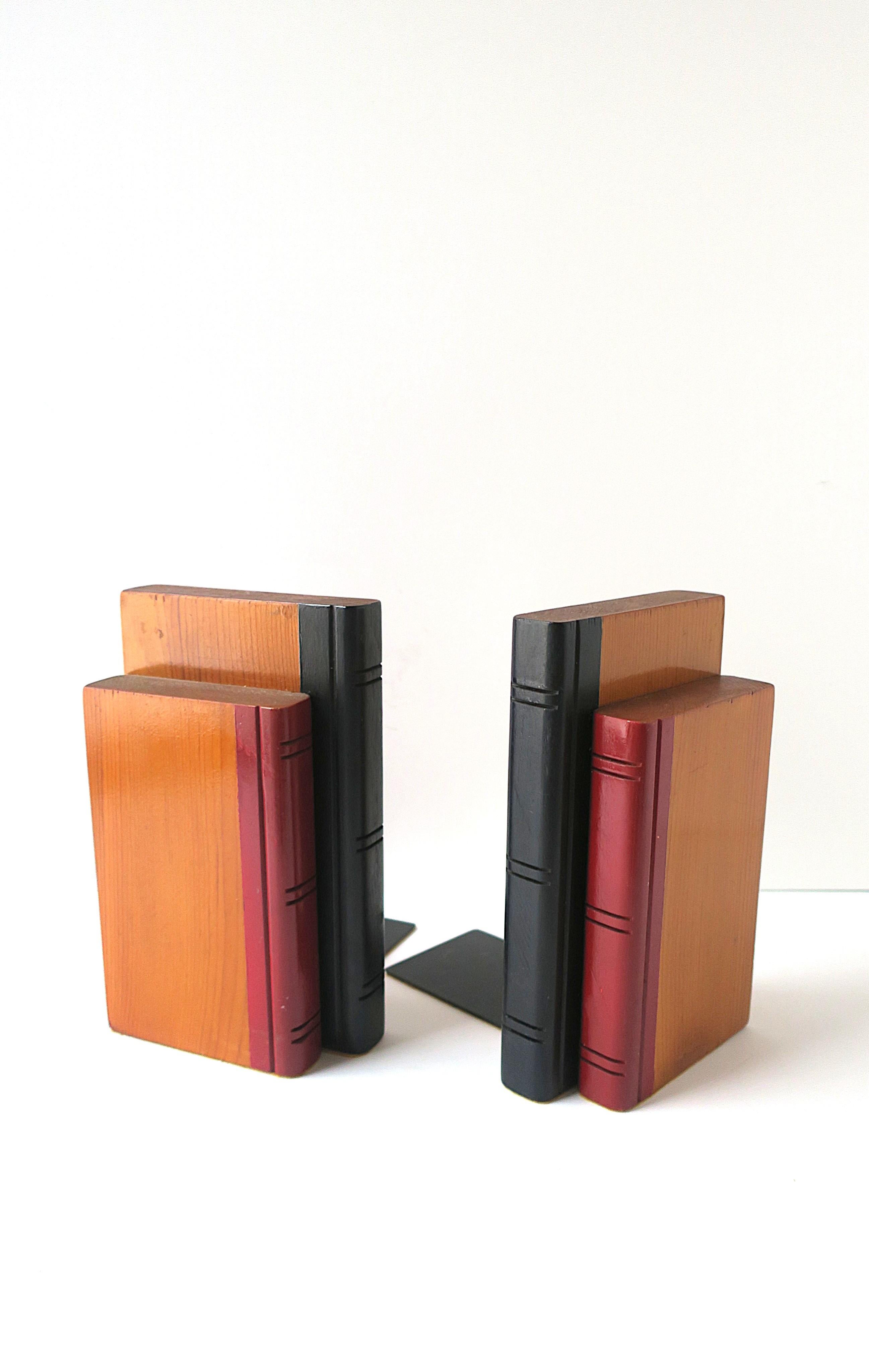 Pareja de sujetalibros de madera de roble, época moderna de mediados de siglo XX. Los sujetalibros son de madera maciza de roble con 