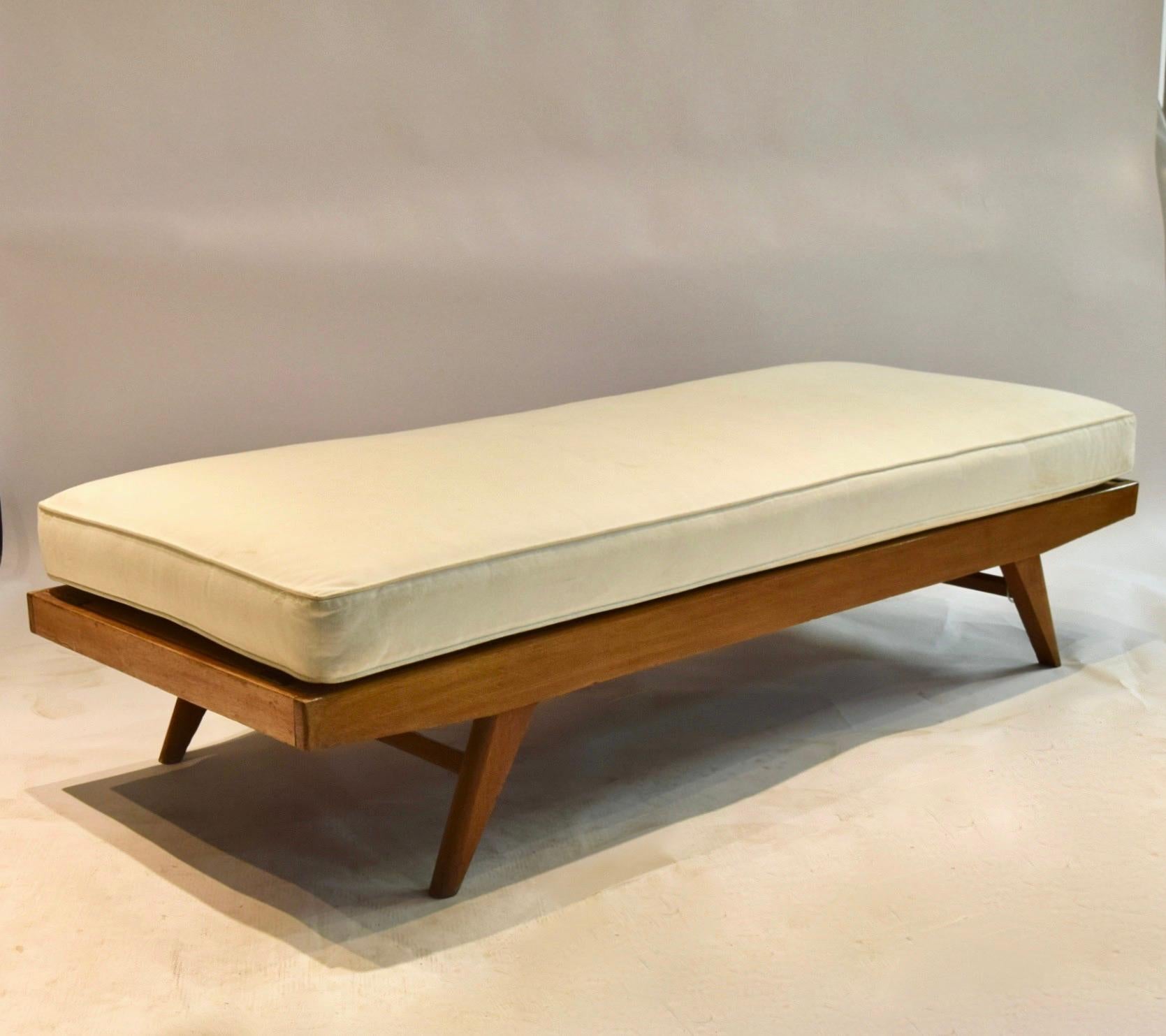 Oak Wood Daybed by Free Span, France, 1950s In Good Condition In Jersey City, NJ