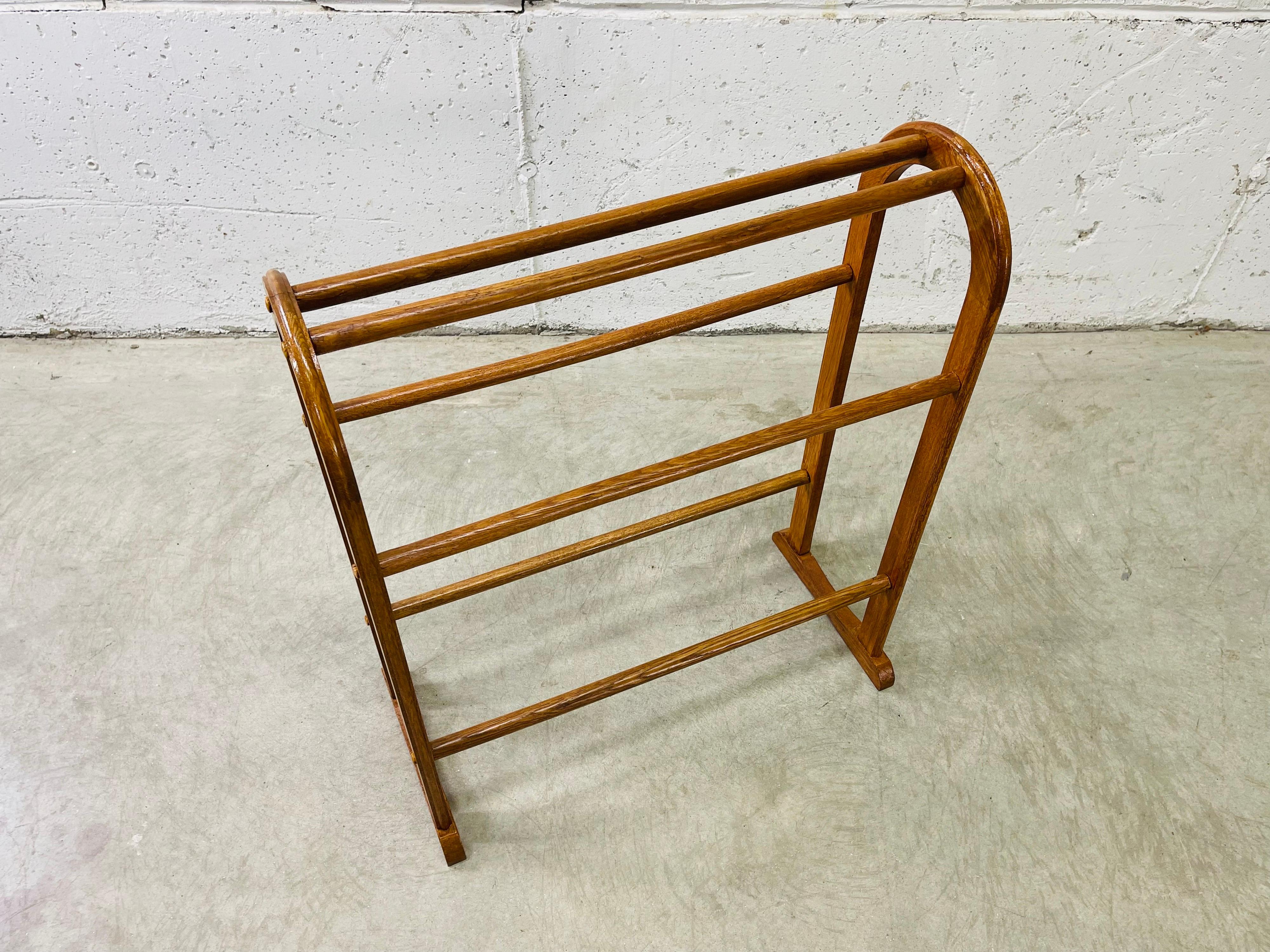 Vieux porte-couettes en bois de chêne avec côtés ovales. L'étagère comporte trois espaces pour ranger les quilts. Nouvellement refini et en état solide. Aucune marque.
