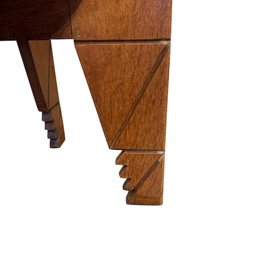 Mesa auxiliar redonda con patas de sierra y estantes de madera de roble, Francia, años 50 Francés en venta