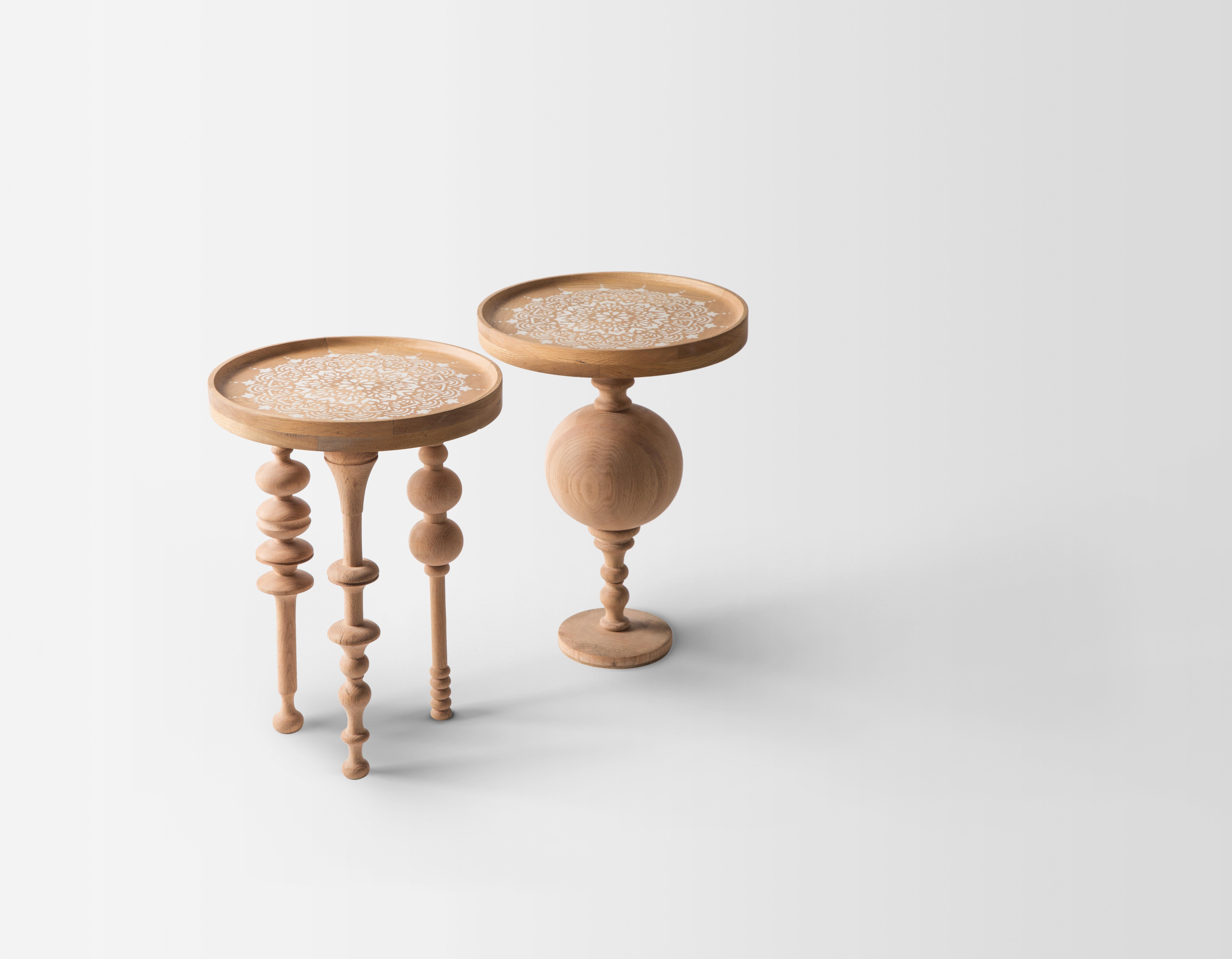 Africain Ensemble de tables d'appoint en chêne avec pieds d'inspiration arabesque et motif de Mandala gravé  en vente