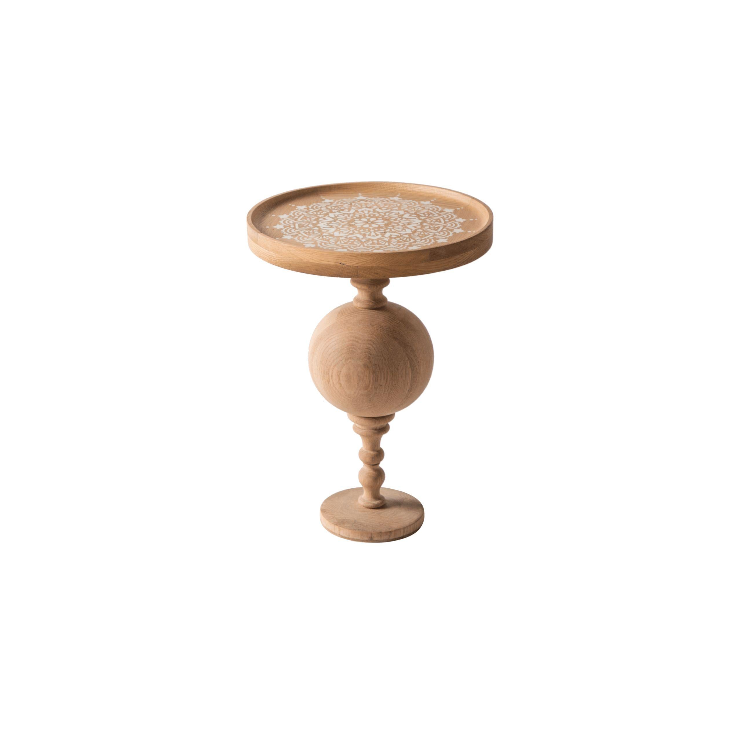 Ensemble de tables d'appoint en chêne avec pieds d'inspiration arabesque et motif de Mandala gravé Neuf - En vente à Cairo, EG