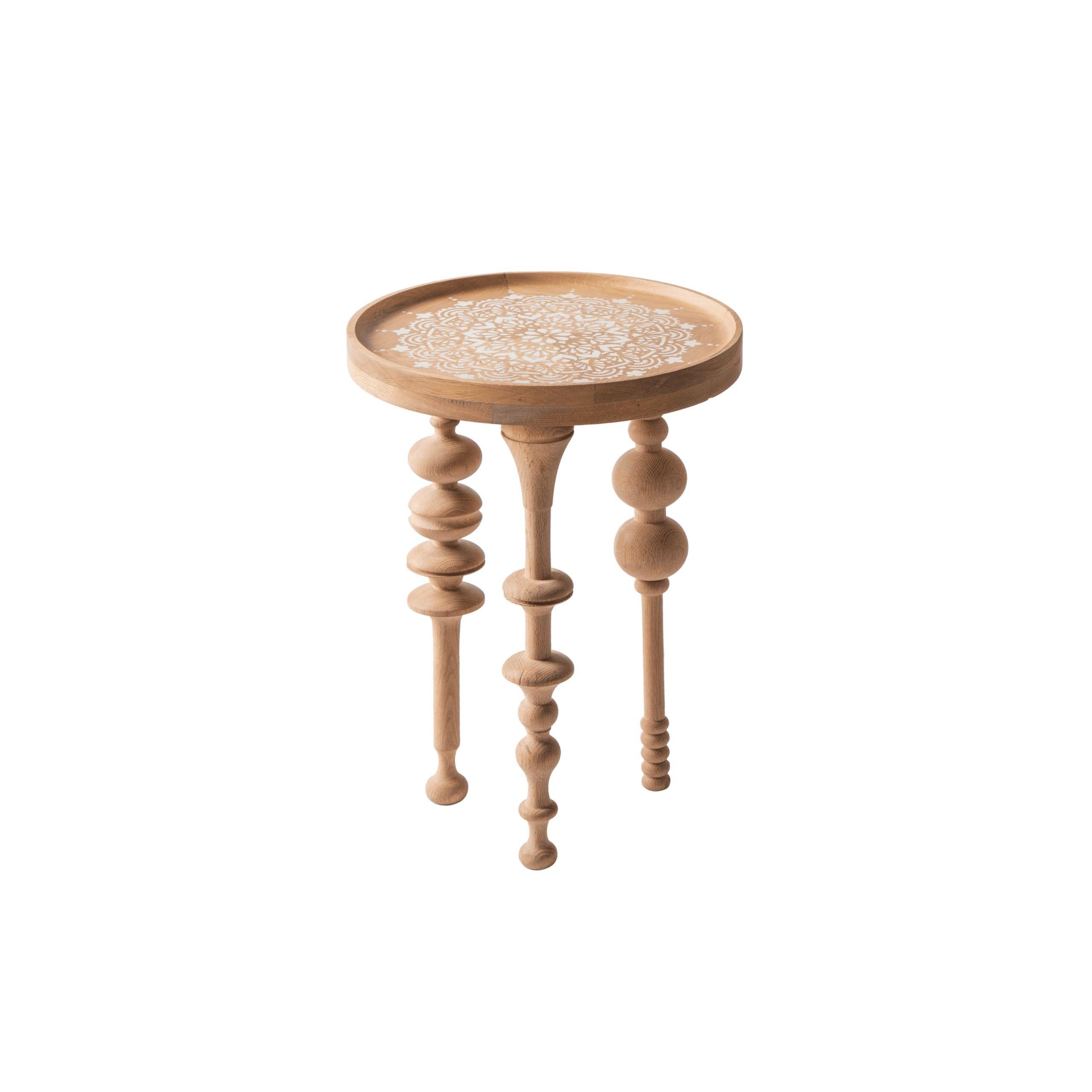 XXIe siècle et contemporain Ensemble de tables d'appoint en chêne avec pieds d'inspiration arabesque et motif de Mandala gravé en vente