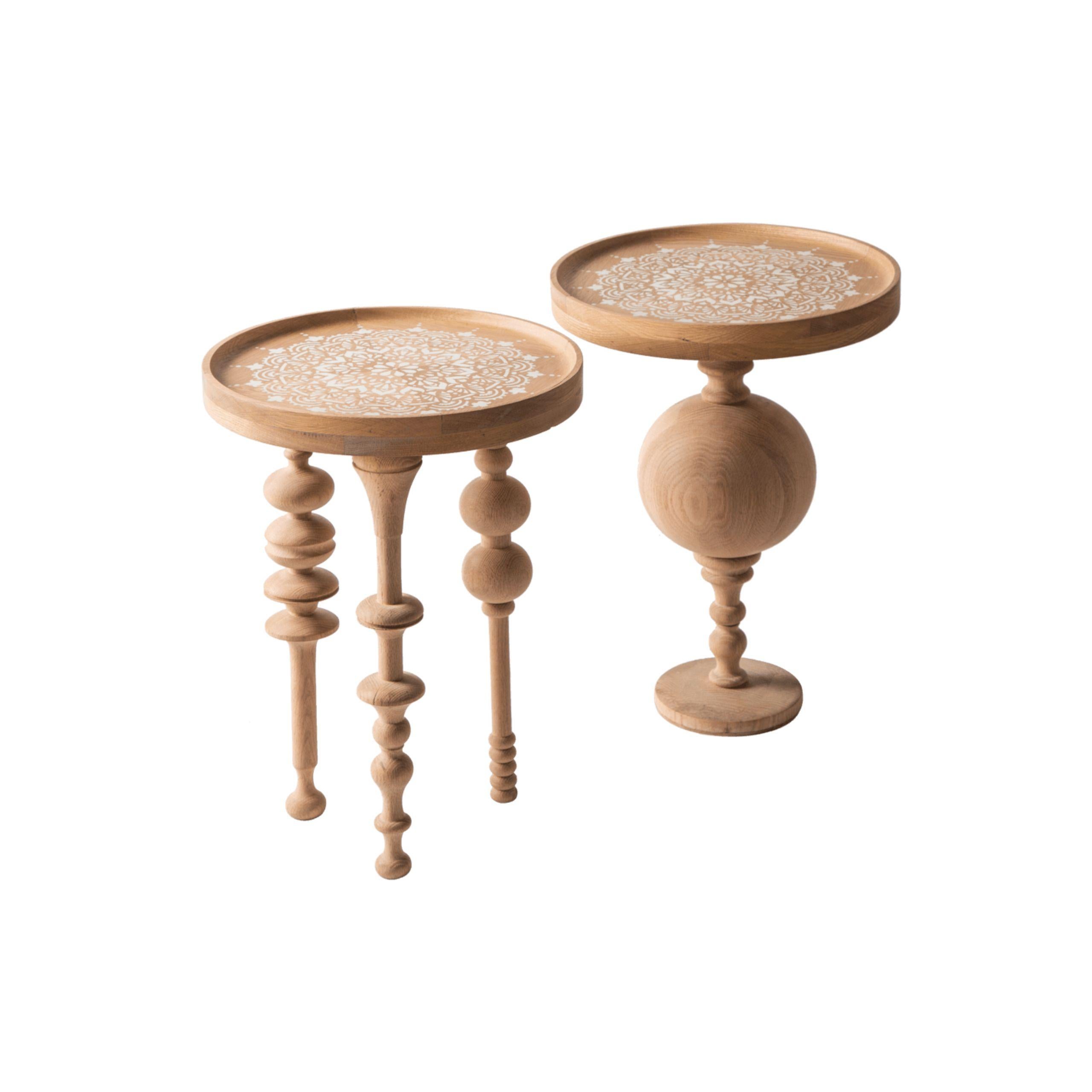 Chêne Ensemble de tables d'appoint en chêne avec pieds d'inspiration arabesque et motif de Mandala gravé en vente