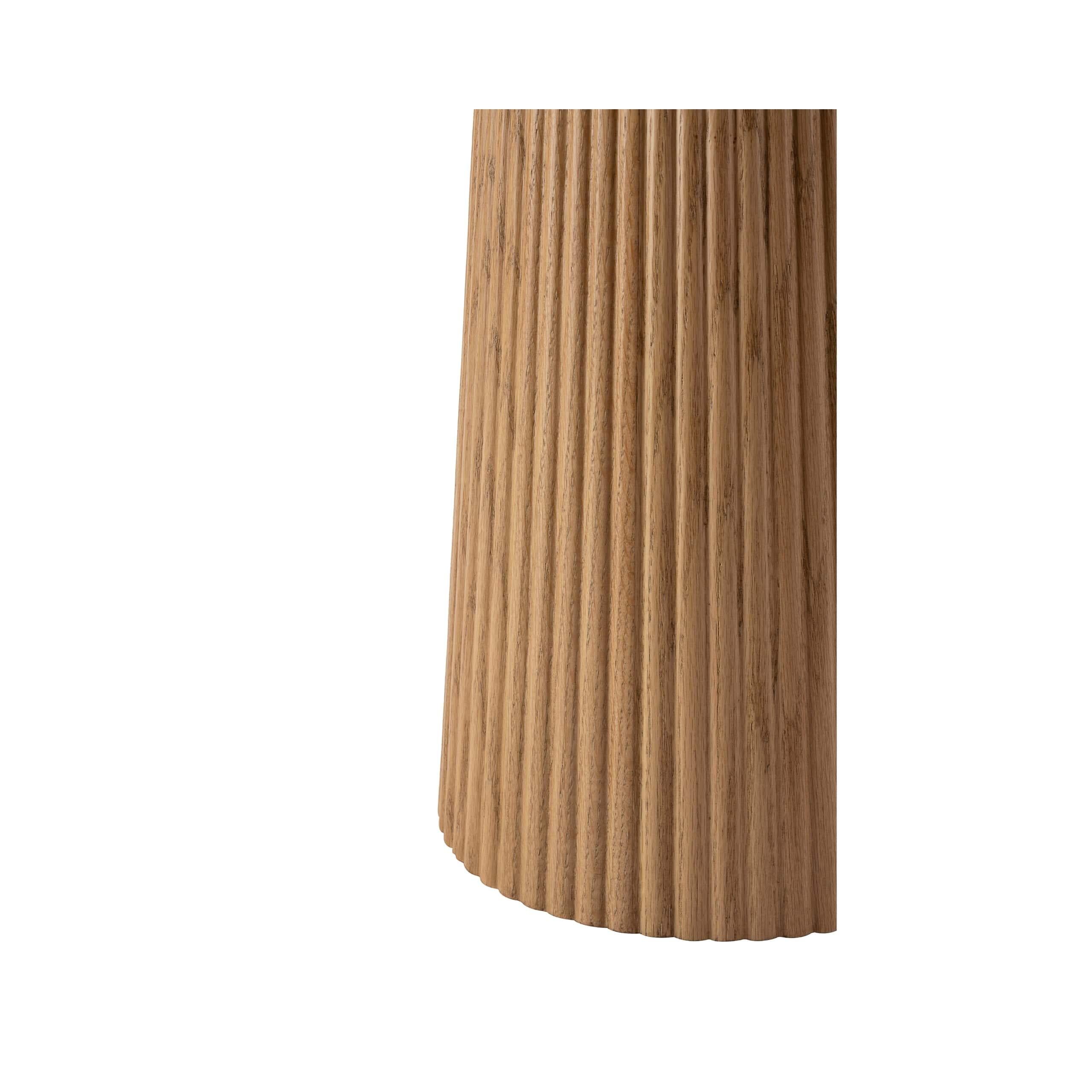 Dieser blühende Beistelltisch ist ein wahres Fest der Handwerkskunst und des Designs und erinnert an die Leichtigkeit und Schönheit einer frischen Frühlingsbrise. Die Tischplatte weist ein zartes, schabloniertes Blumenmuster auf, das von Hand mit